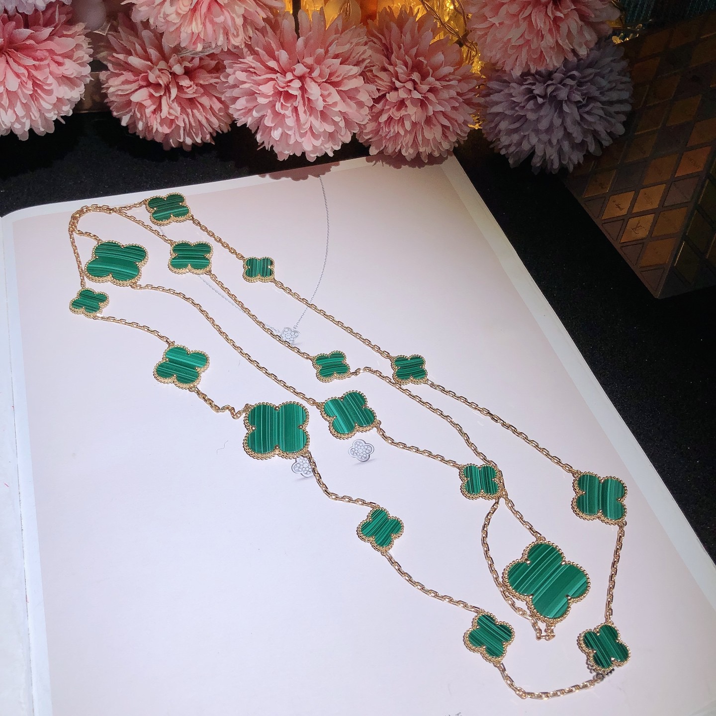 Magic Alhambra long necklace 16 motifs Yellow gold Malachite,