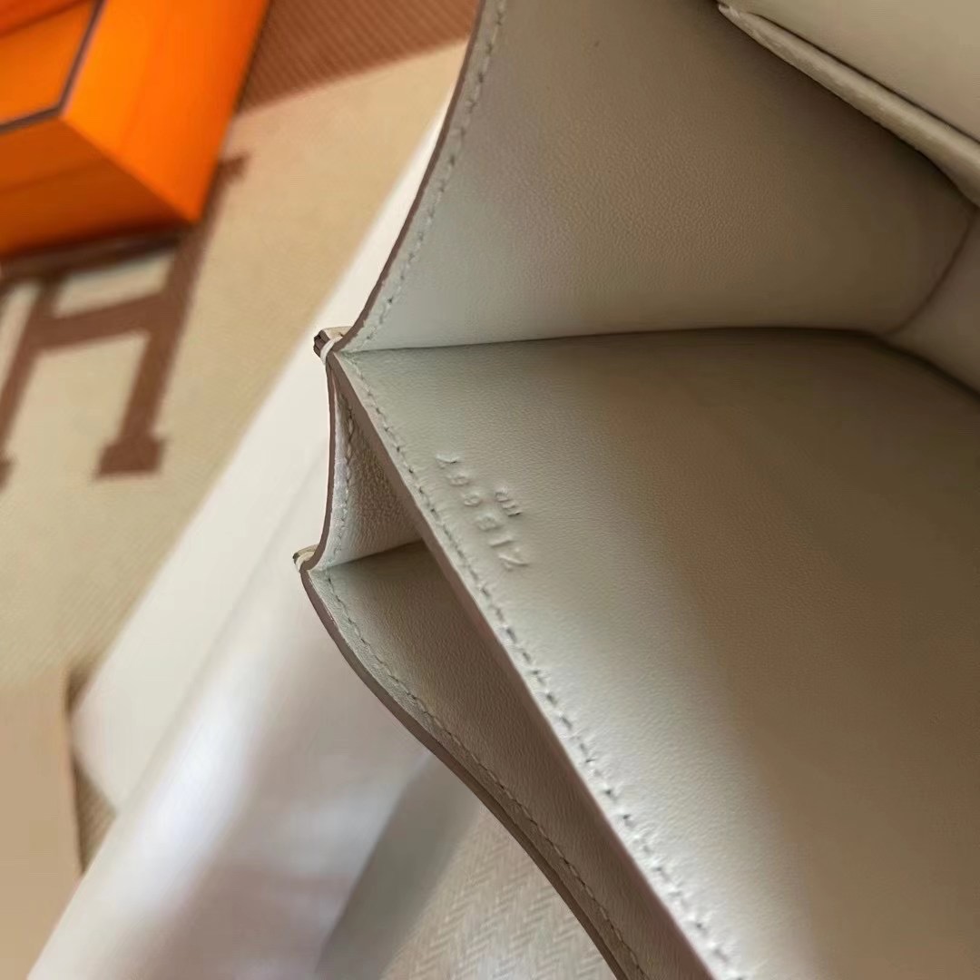 Kuwait HM Constance 24 Epsom 10 Craie  Rose Gold HW