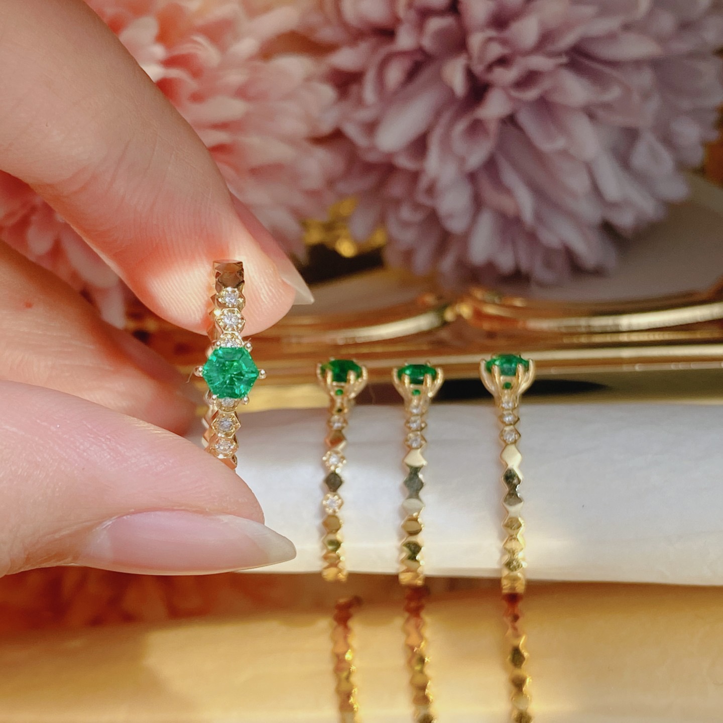 Small emerald ring in 18k yellow gold with natural diamonds ➕ emeralds.