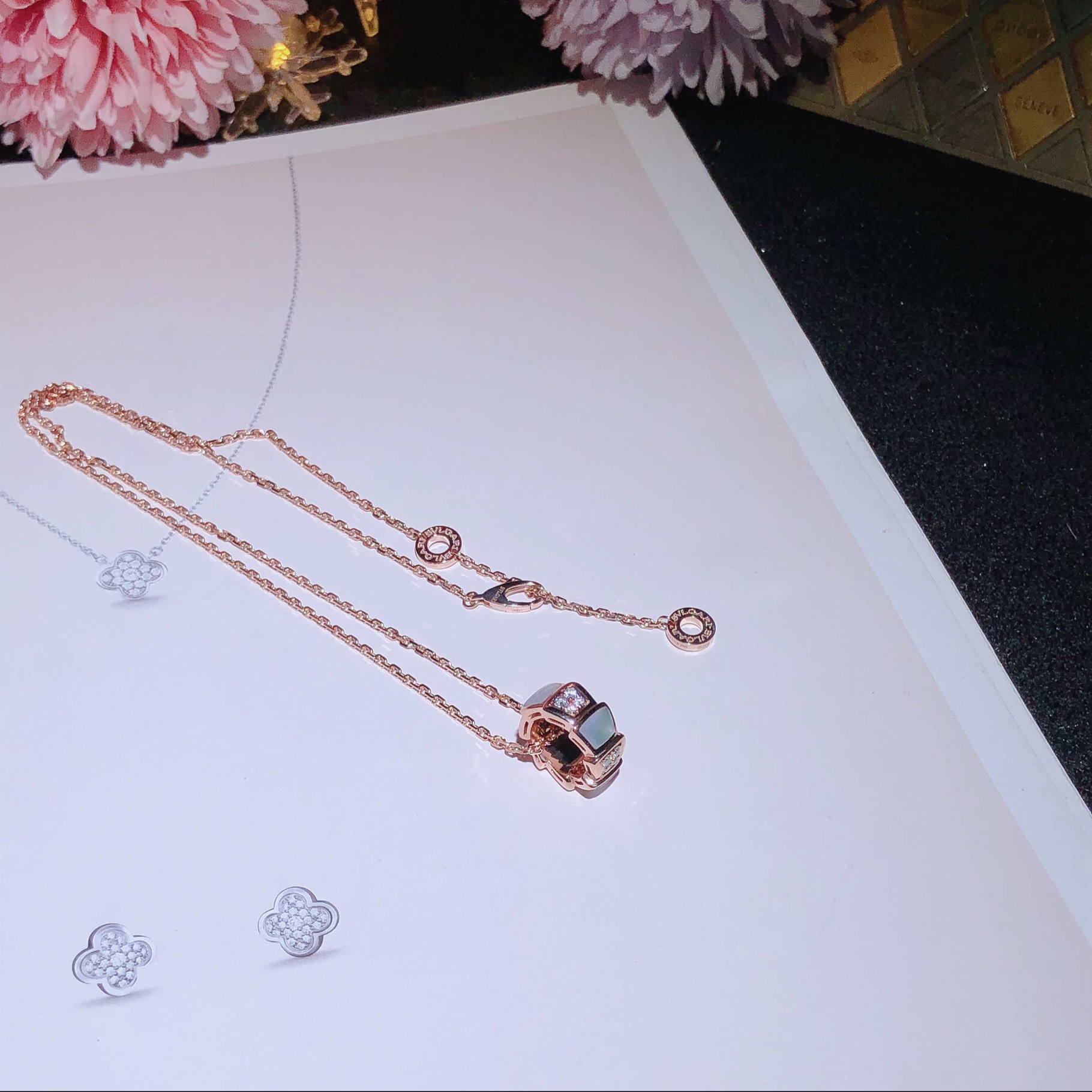 Snake bone necklace 18k gold inlaid with natural diamonds ➕ white mother-of-pearl