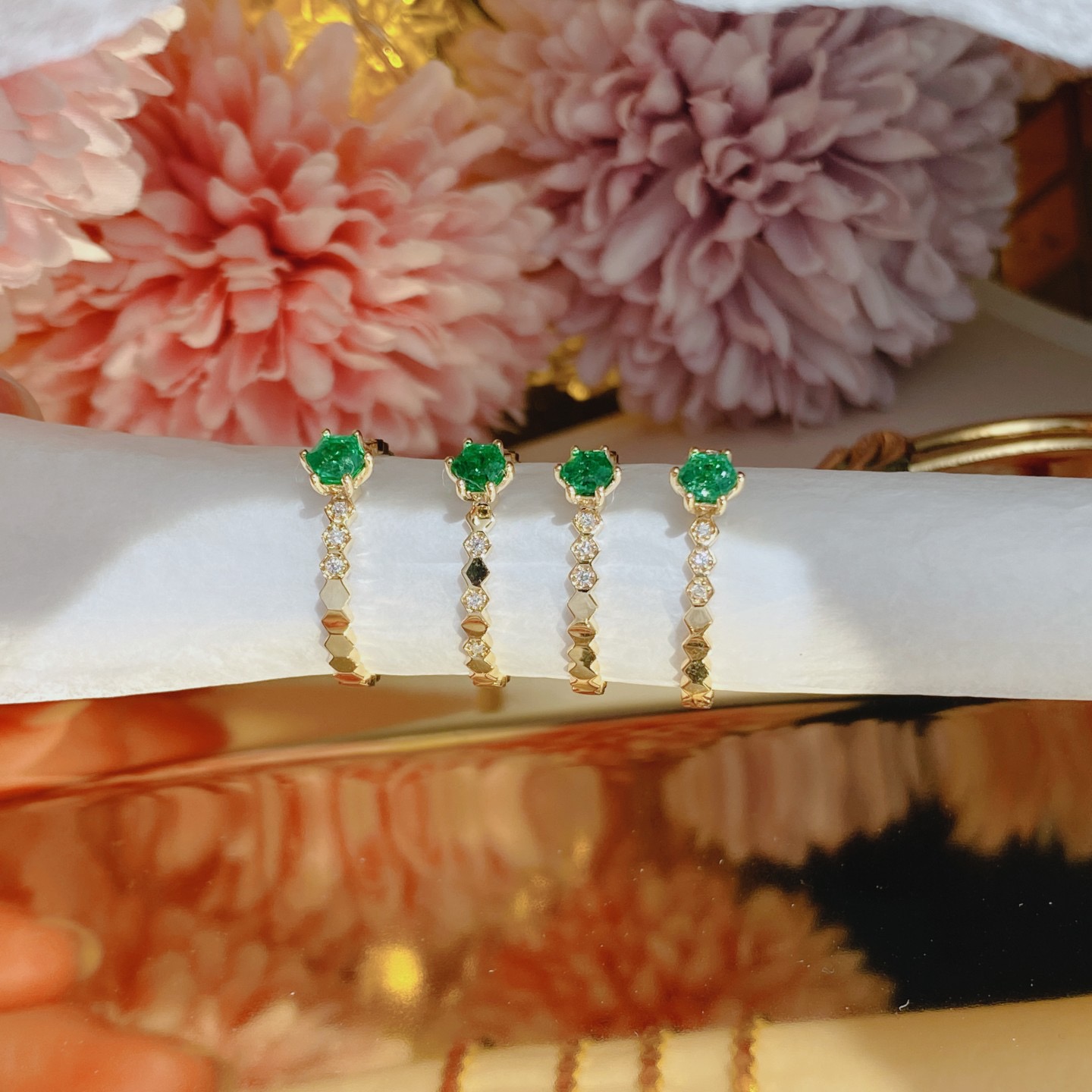 Small emerald ring in 18k yellow gold with natural diamonds ➕ emeralds.