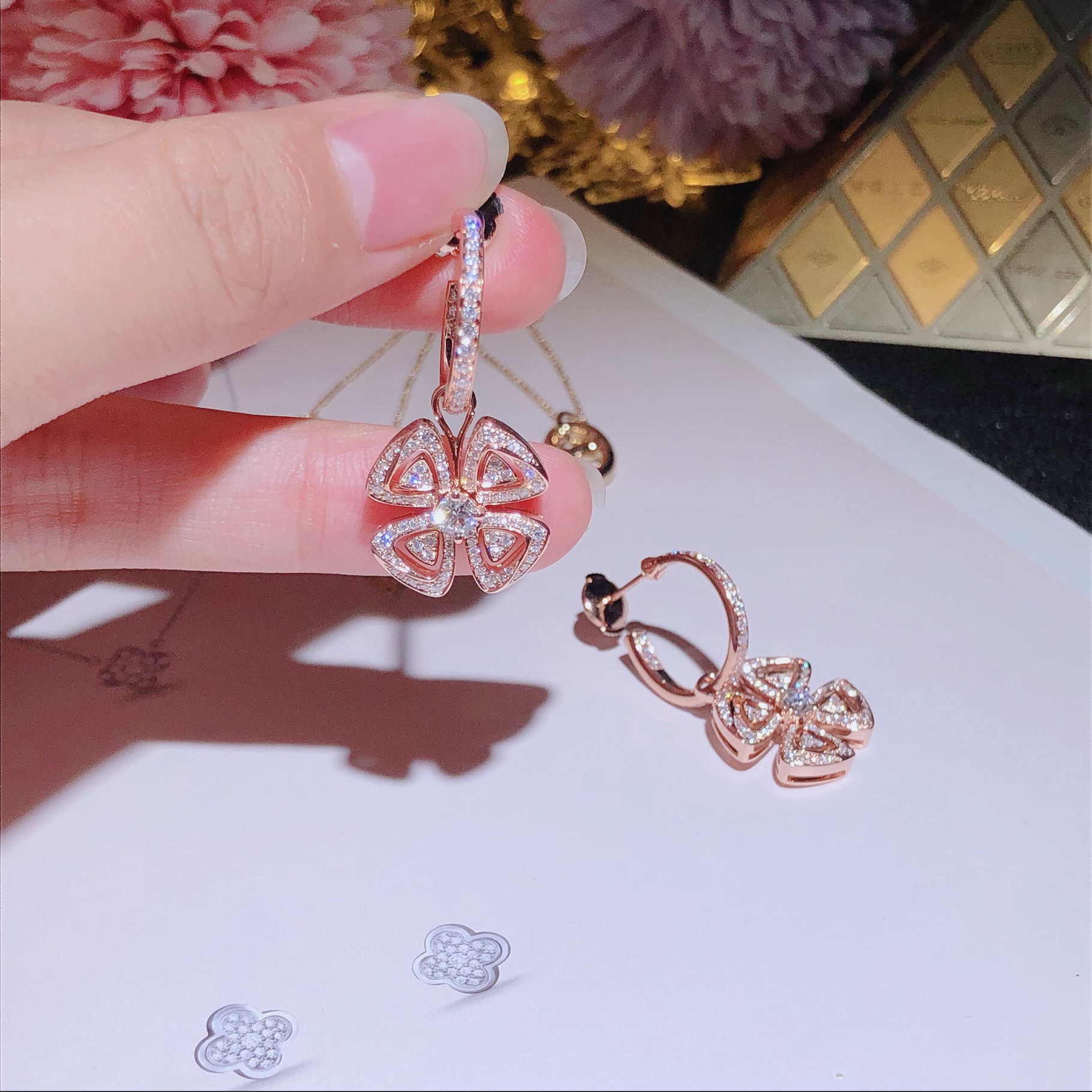 BVLGARI 四叶草满钻耳环 18k金镶嵌天然钻石 喜欢的来订。