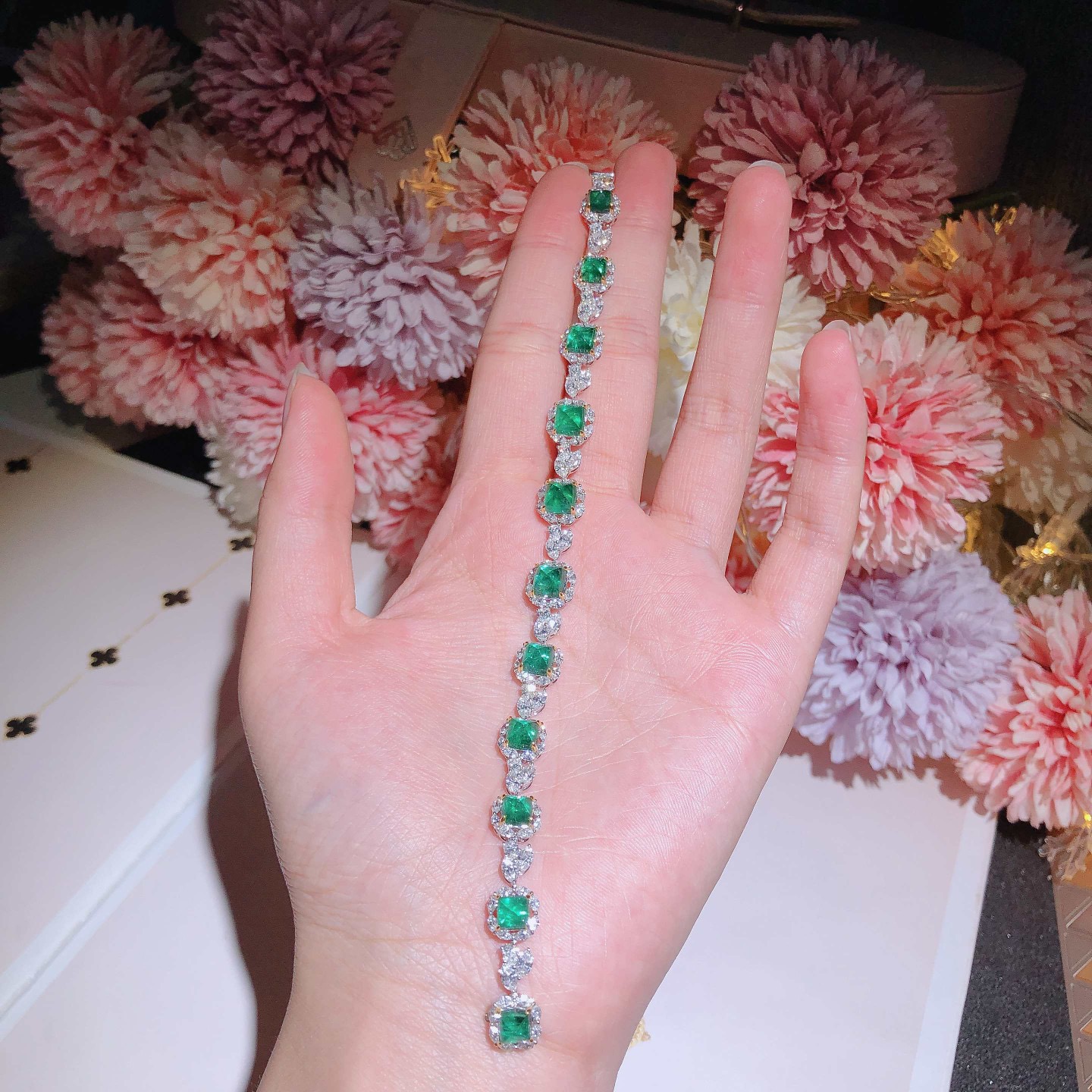 China Shop Emerald Bracelet 18k Gold Set with Natural Diamonds + Emeralds