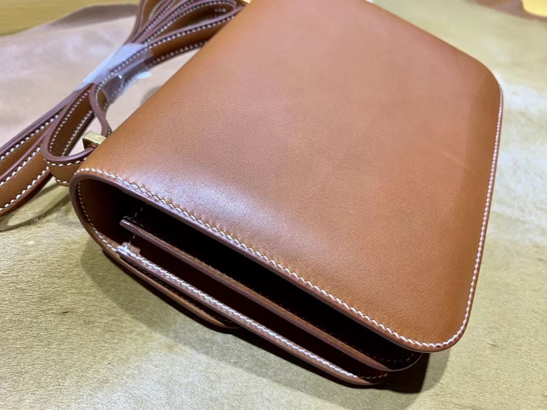 VIP一级品： Saddle Leather HM Constance 马鞍皮 金棕色 康康19cm 金扣，精湛工艺，令你拿到一只富有艺术灵魂的包包。