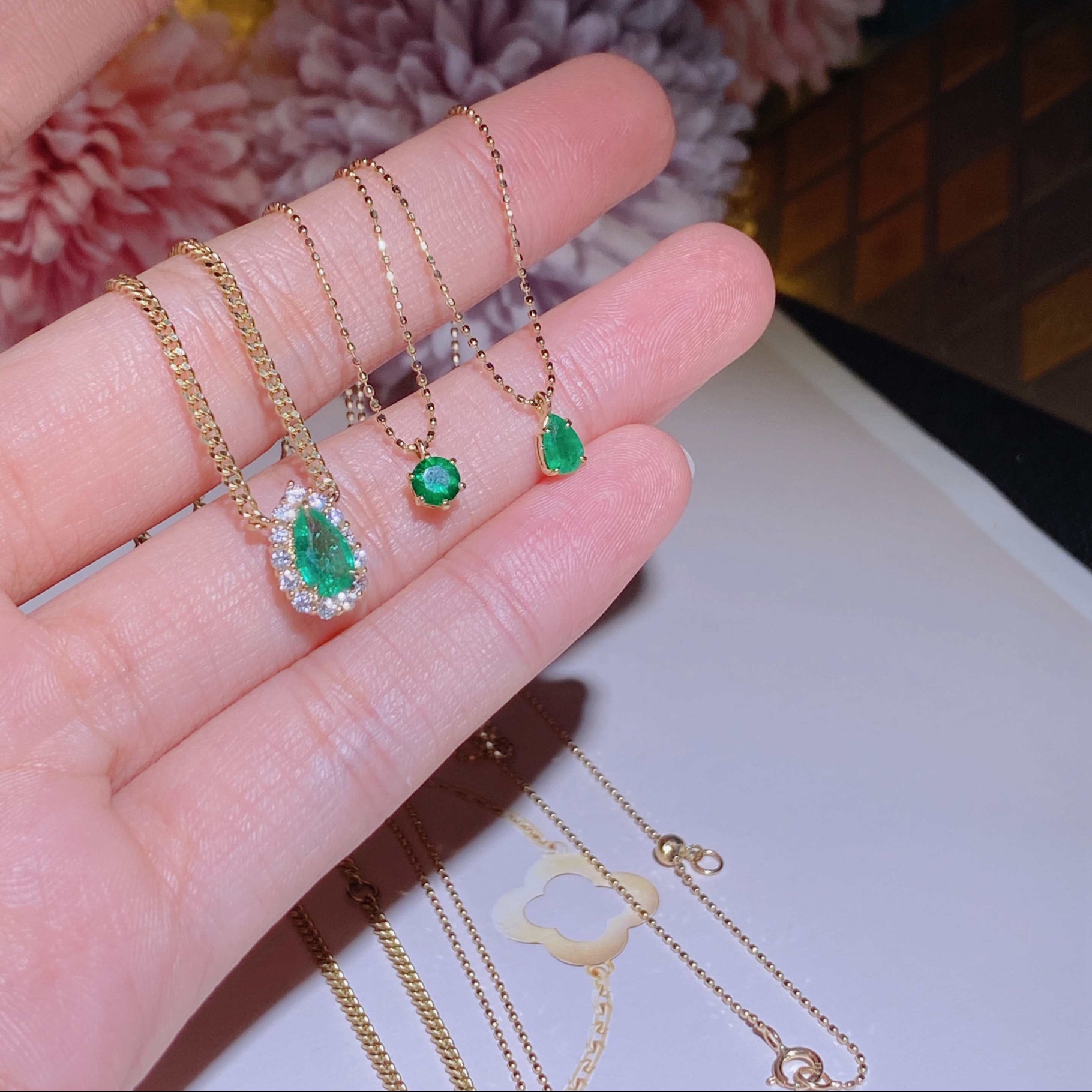 Hong Kong Shop Small Emerald Necklace 18k Gold Set with Natural Diamonds ➕ Emerald Gems