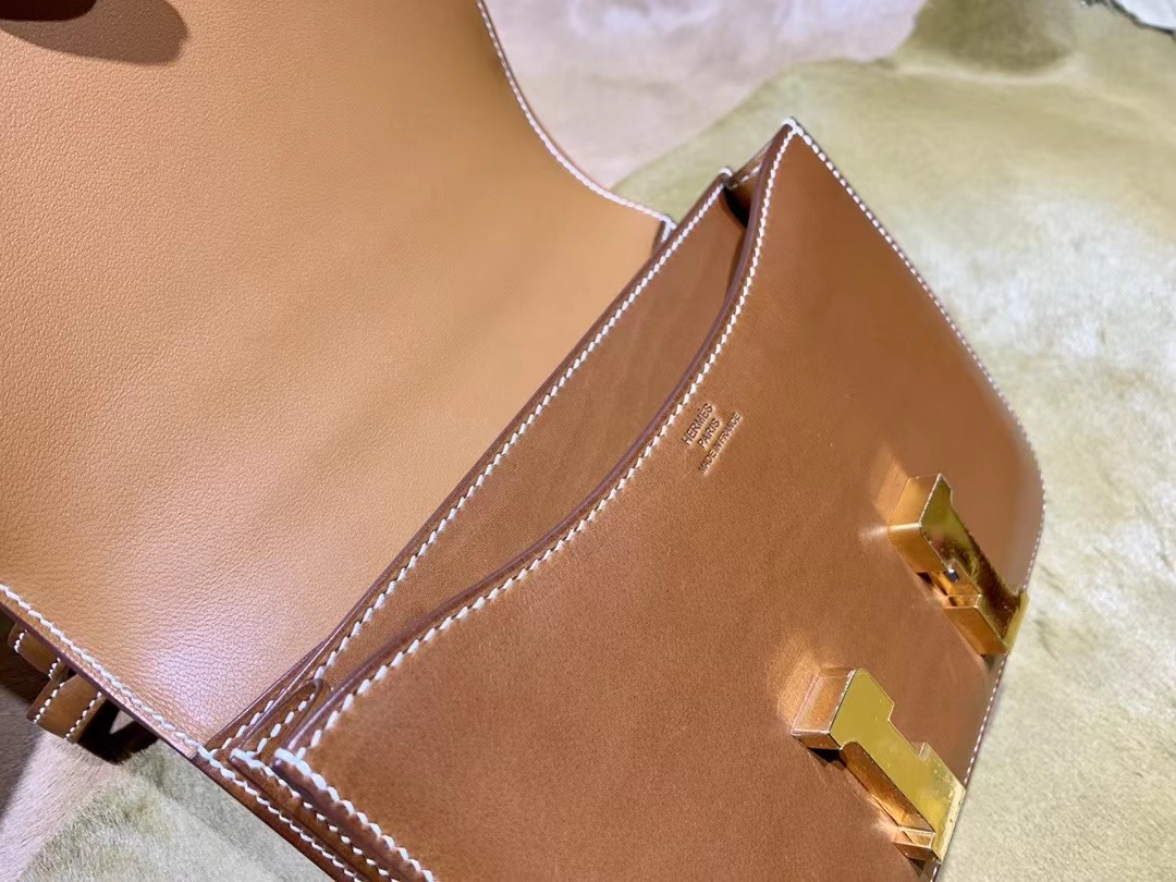 VIP一级品： Saddle Leather HM Constance 马鞍皮 金棕色 康康19cm 金扣，精湛工艺，令你拿到一只富有艺术灵魂的包包。