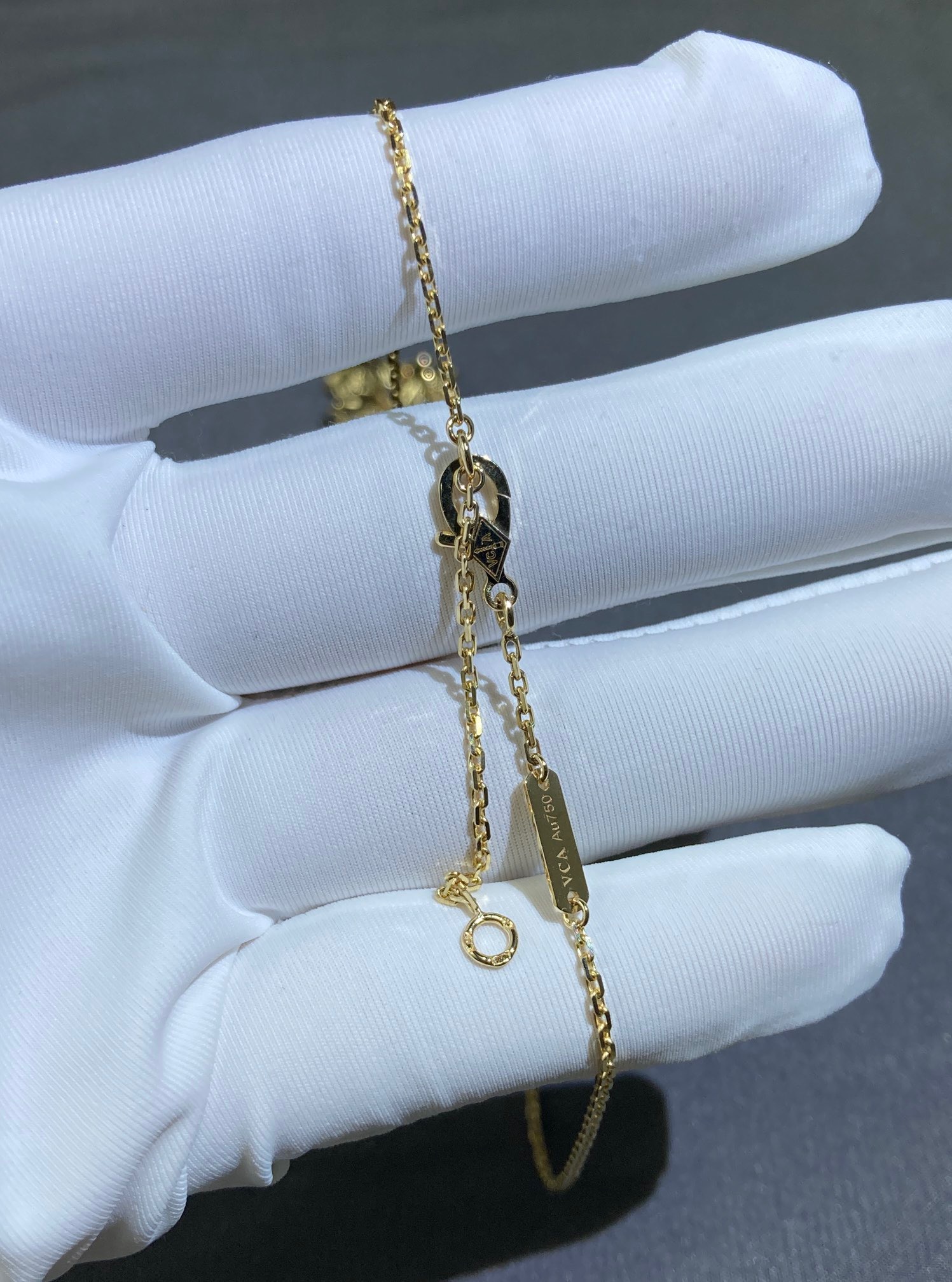 VCA Frivole pendant, 3 flowers, mini model, yellow gold, round diamonds;