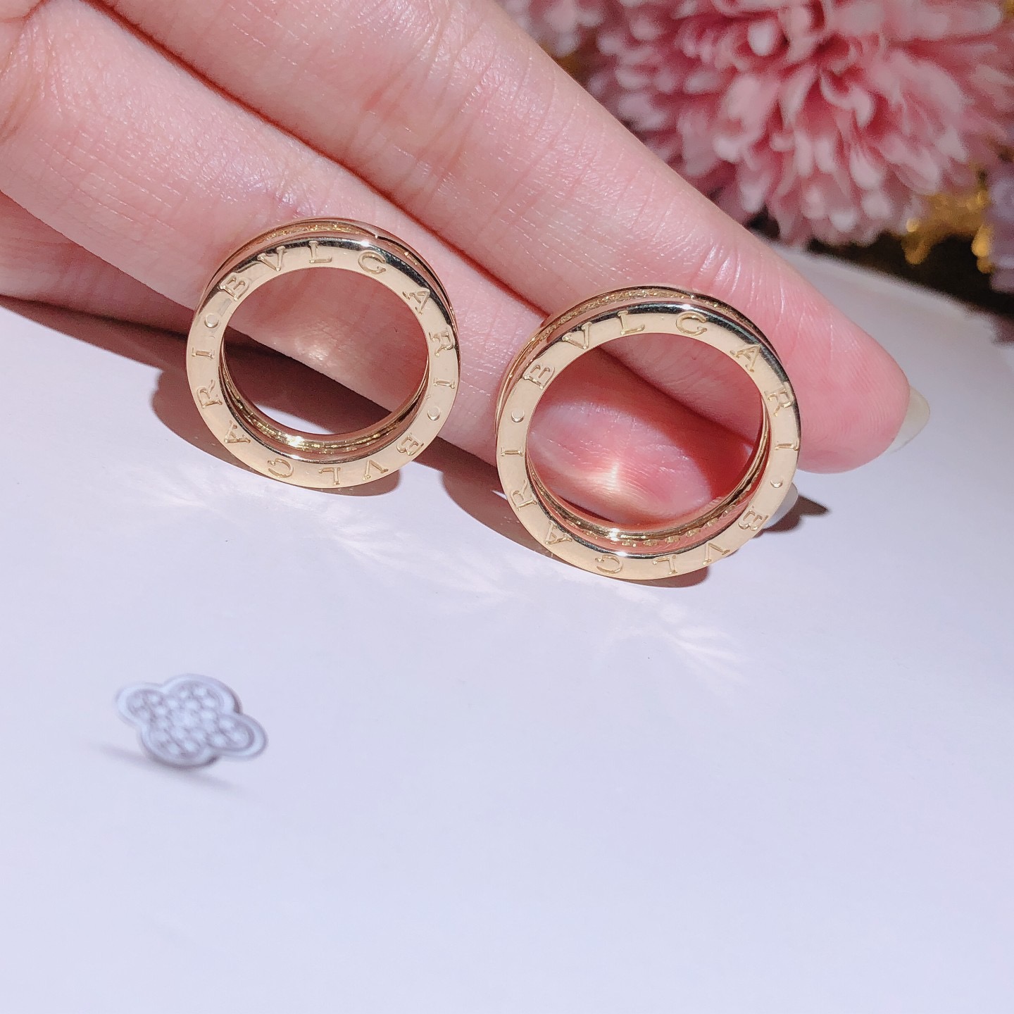 B.zero1 one-band couples' rings in 18k gold, one of which is set with pavé diamonds on the spiral.
