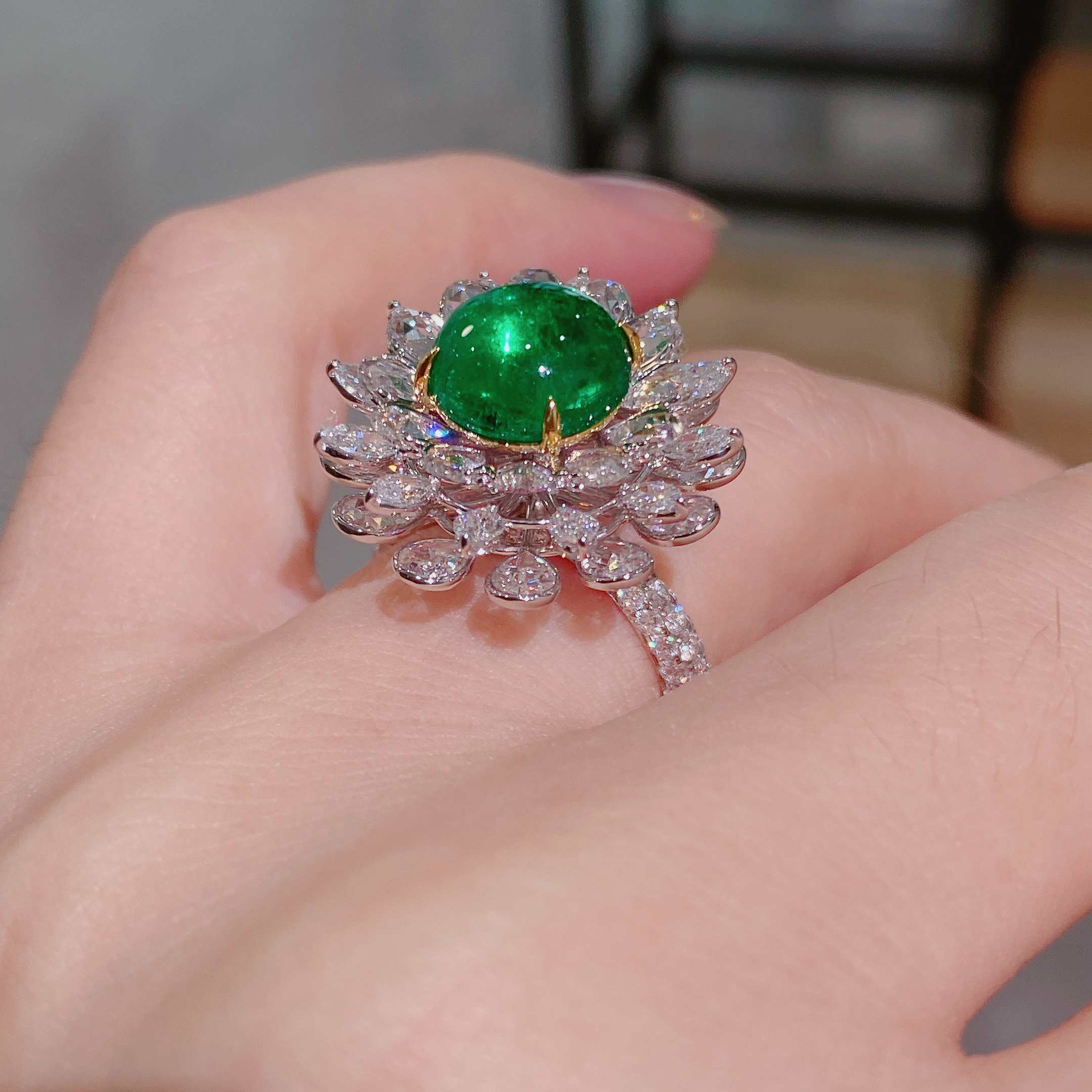 Emerald ring in 18k white gold with natural diamonds ➕ emeralds.