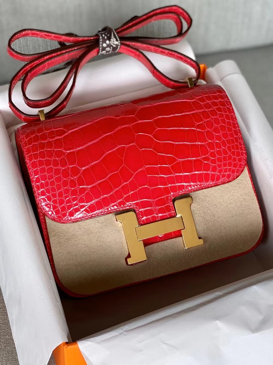 VIP一级品 Constance 19cm 樱桃红色 方块亮鱼鳄鱼皮 金扣，现货，不用等待。过年就用hm包包。