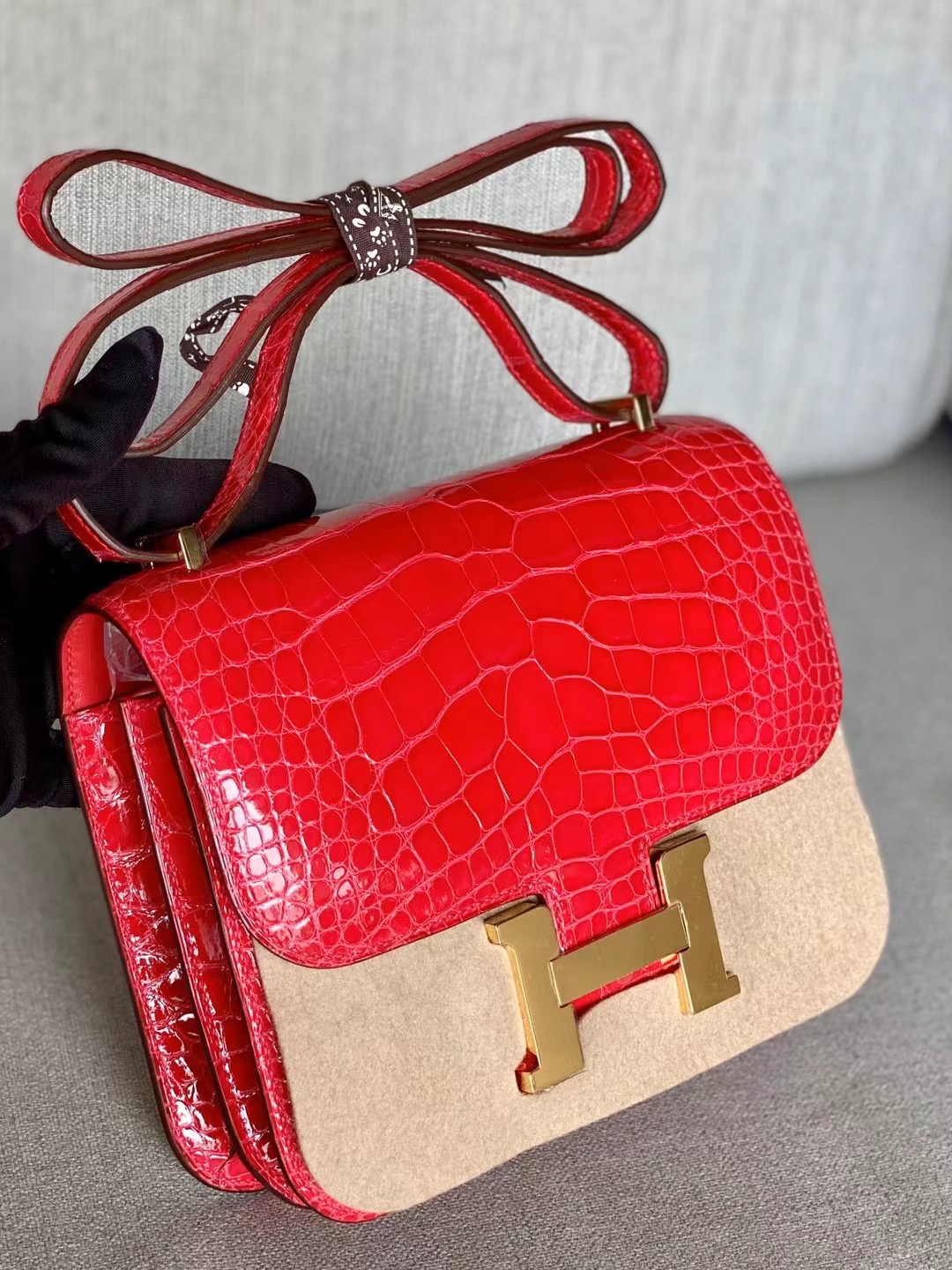 VIP一级品 Constance 19cm 樱桃红色 方块亮鱼鳄鱼皮 金扣，现货，不用等待。过年就用hm包包。