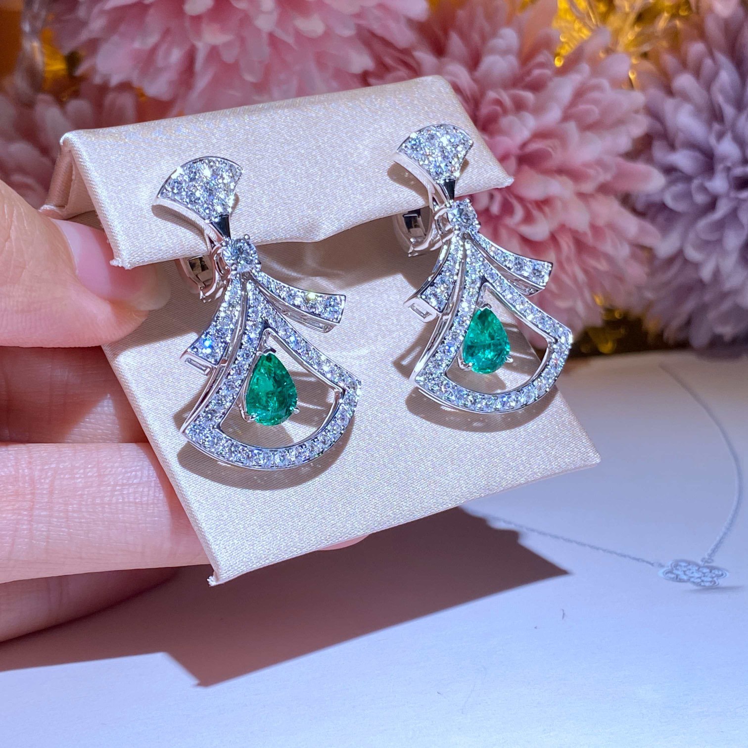 Dubai Shop Emerald earring 18k white gold inlaid with natural diamonds ➕ emerald gems