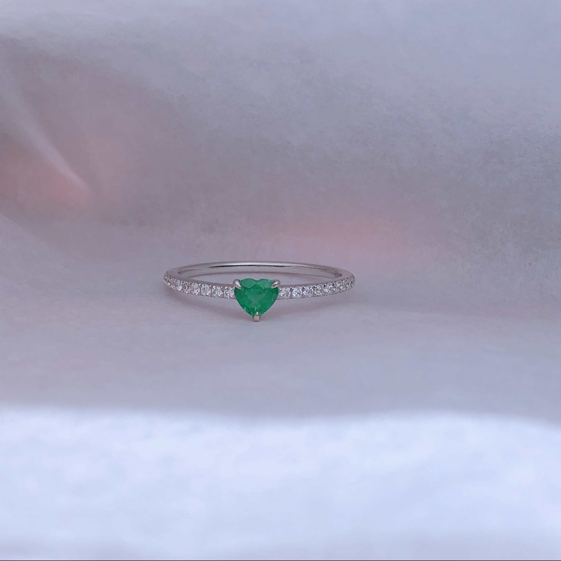 Kuwait Shop Small emerald ring 18K gold set with natural diamonds + emeralds.
