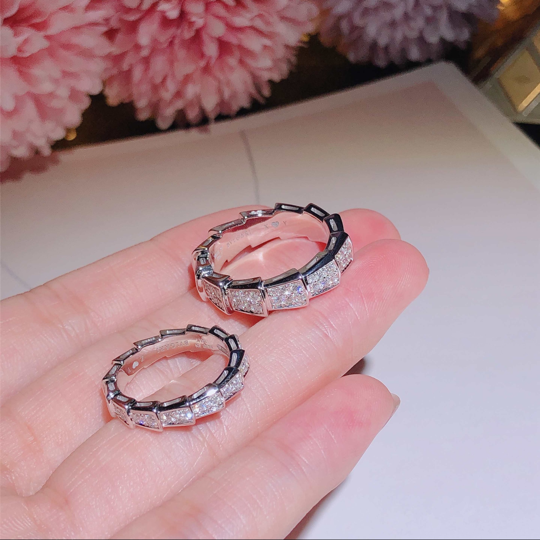 Bulgari captures the power of seduction in this Serpenti Viper wedding band With full diamond