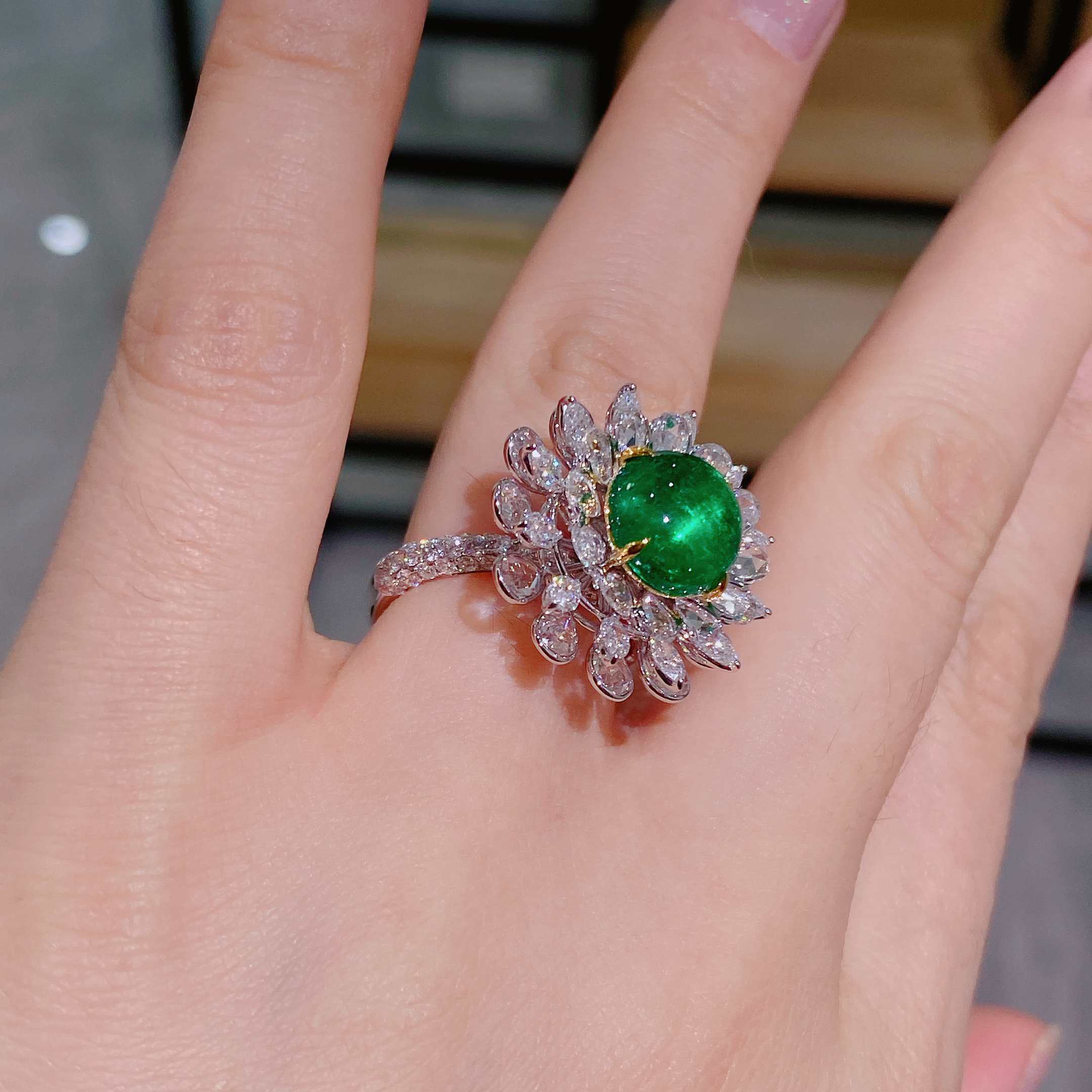 Emerald ring in 18k white gold with natural diamonds ➕ emeralds.