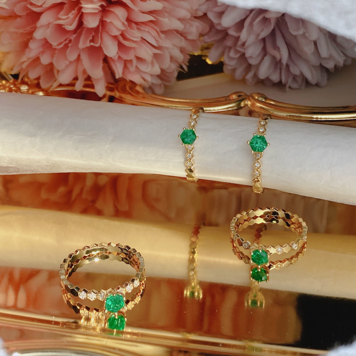 Small emerald ring in 18k yellow gold with natural diamonds ➕ emeralds.