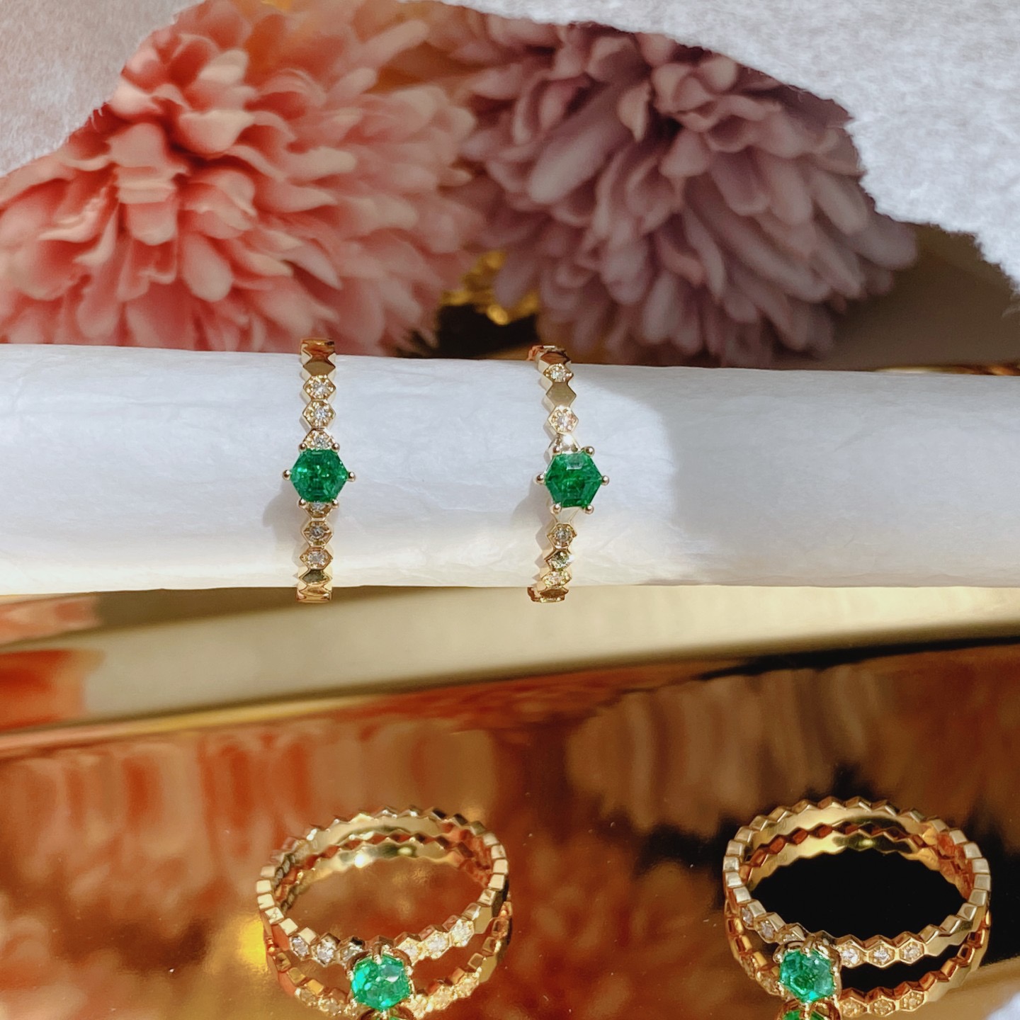 Small emerald ring in 18k yellow gold with natural diamonds ➕ emeralds.-HaiLaBags Small emerald ring in 18k yellow gold with natural diamonds ➕ emeralds.