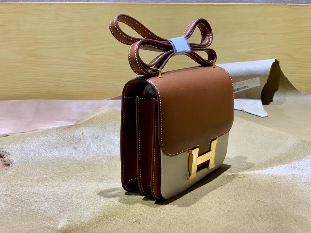 VIP一级品： Saddle Leather HM Constance 马鞍皮 金棕色 康康19cm 金扣，精湛工艺，令你拿到一只富有艺术灵魂的包包。