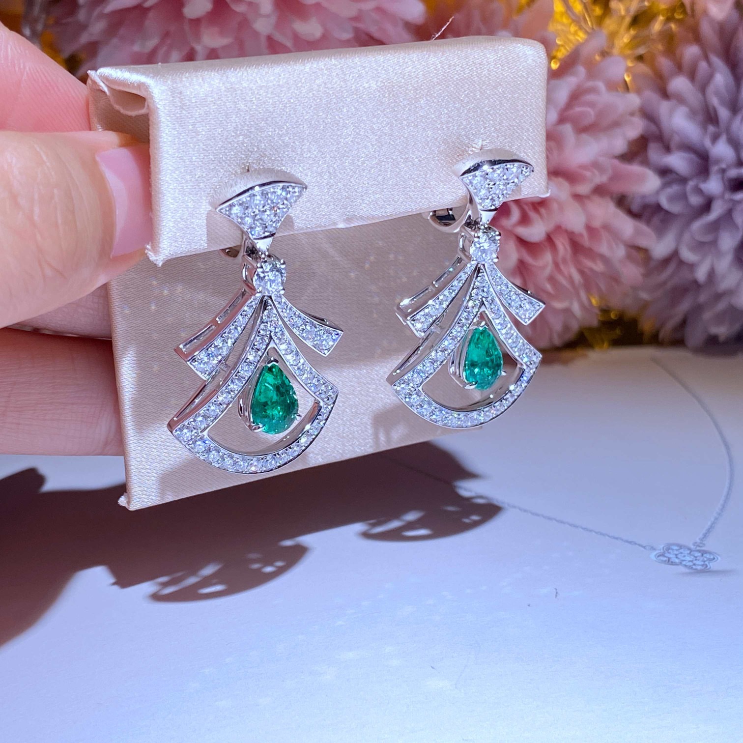 Dubai Shop Emerald earring 18k white gold inlaid with natural diamonds ➕ emerald gems
