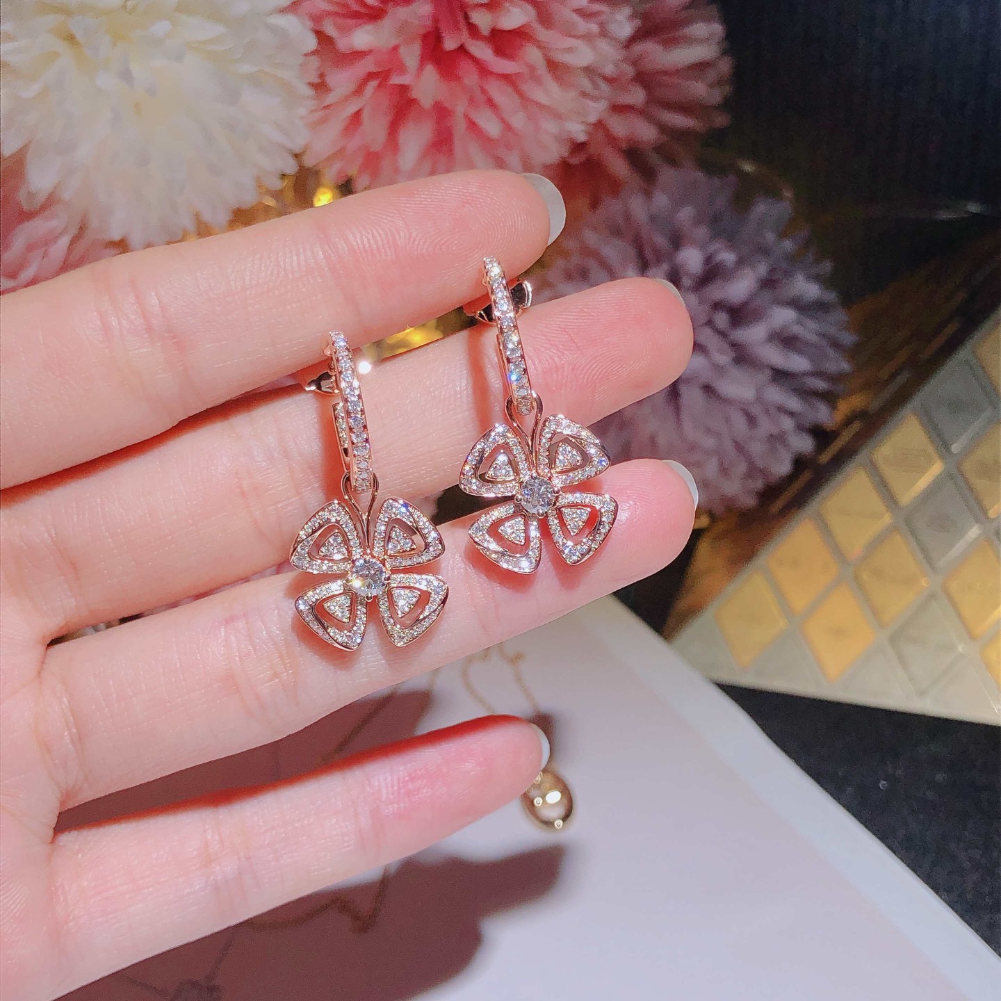 BVLGARI 四叶草满钻耳环 18k金镶嵌天然钻石 喜欢的来订。