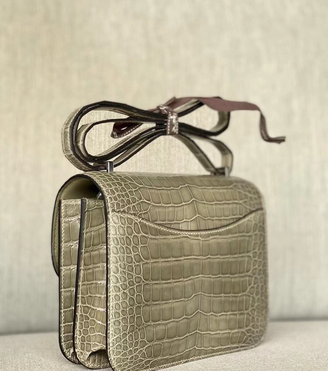 VIP一级品 Constance19cm CK81斑鸠灰色亮面鳄鱼 方块 银扣,精益求精的技术，完美的工艺诞生了如此经典的康康，赶紧入手一只吧！