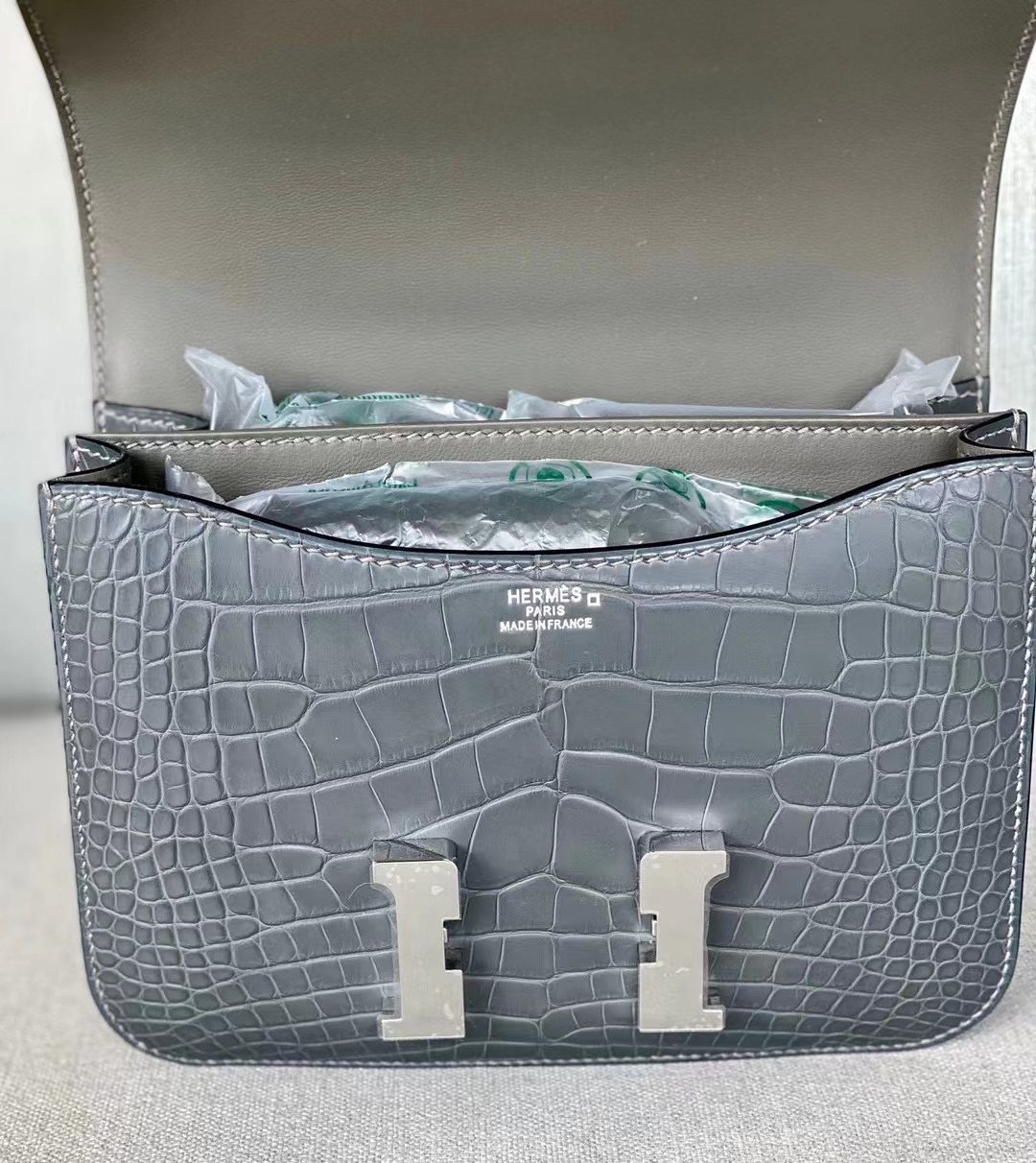 VIP一级品 Constance 19cm 石墨灰色 方块 雾面鳄鱼皮质 银扣，现货，不用等待