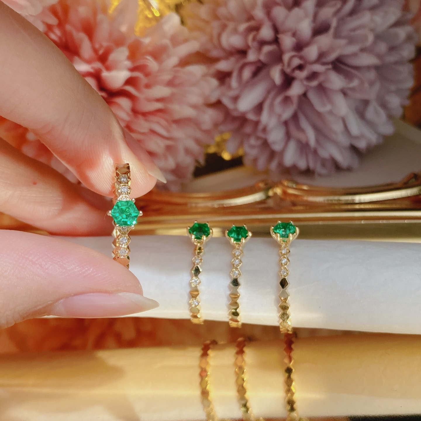 Small emerald ring in 18k yellow gold with natural diamonds ➕ emeralds.