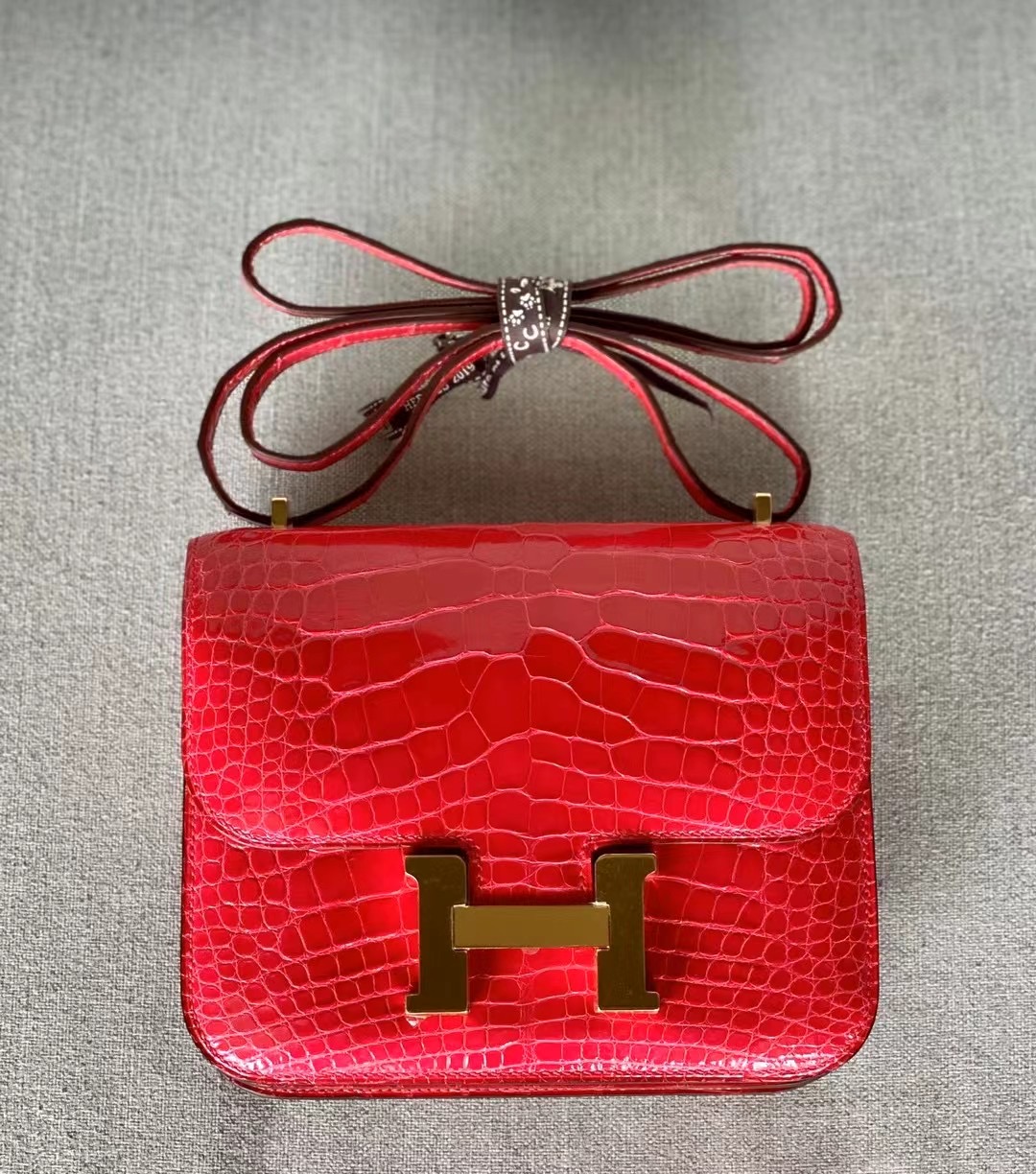 VIP一级品 Constance 19cm 樱桃红色 方块亮鱼鳄鱼皮 金扣，现货，不用等待。过年就用hm包包。