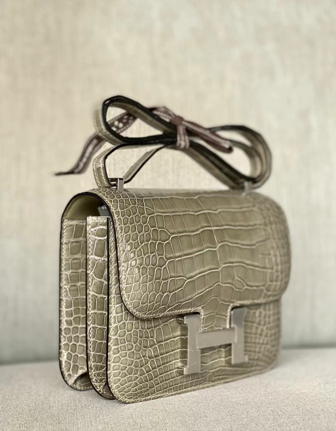 VIP一级品 Constance19cm CK81斑鸠灰色亮面鳄鱼 方块 银扣,精益求精的技术，完美的工艺诞生了如此经典的康康，赶紧入手一只吧！