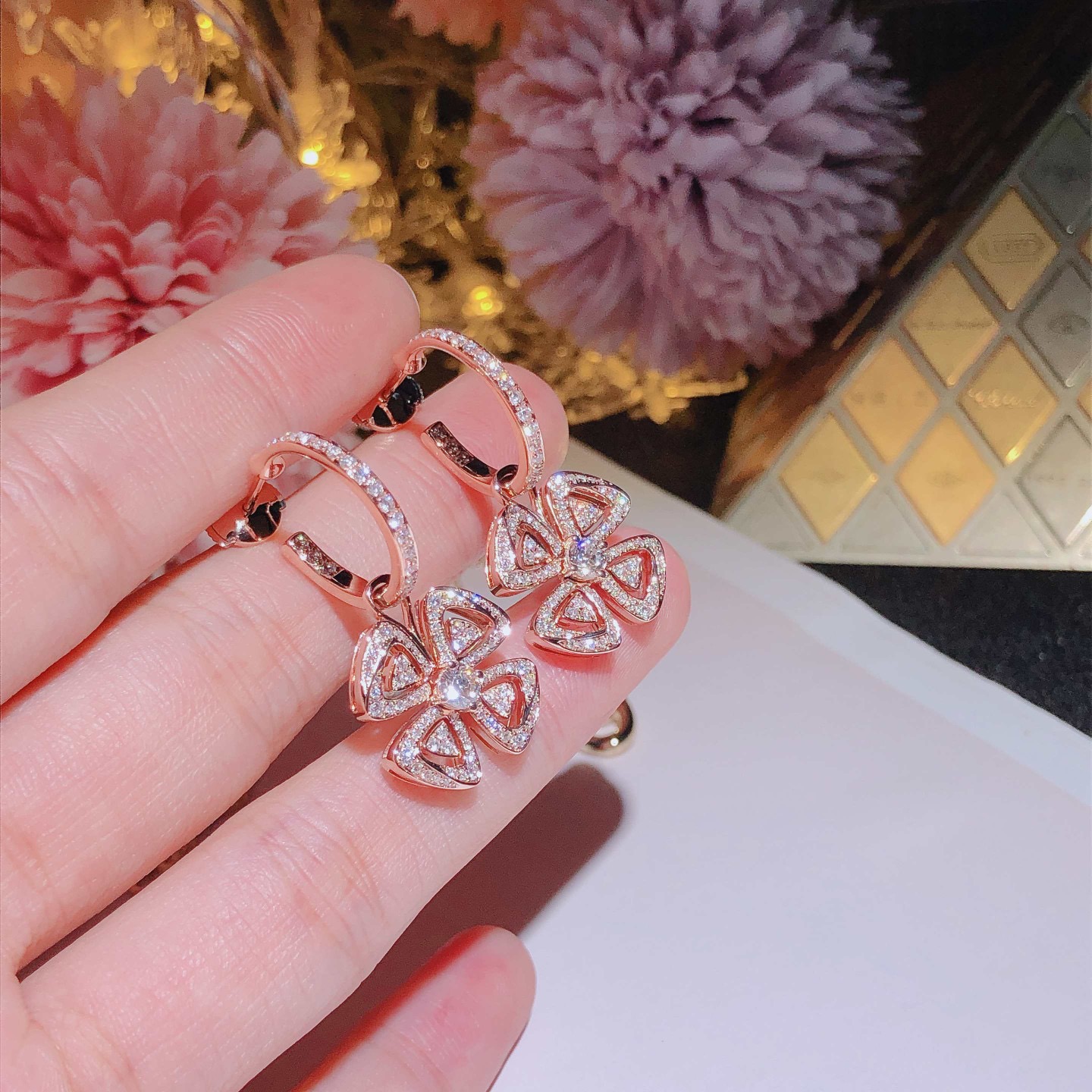 BVLGARI 四叶草满钻耳环 18k金镶嵌天然钻石 喜欢的来订。
