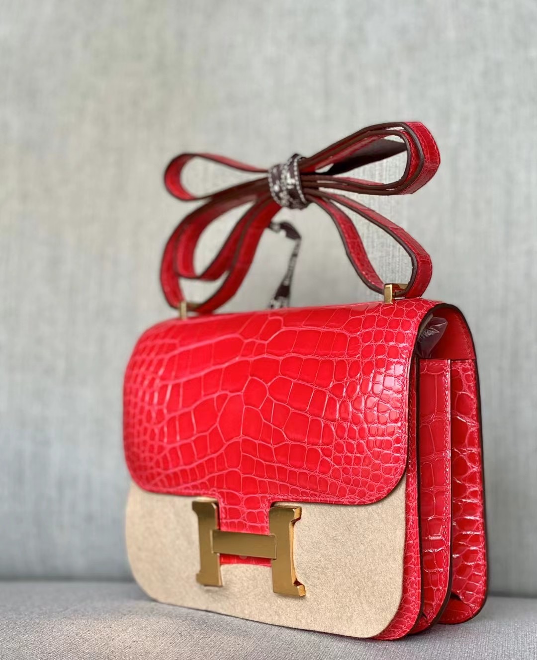 VIP一级品 Constance 19cm 樱桃红色 方块亮鱼鳄鱼皮 金扣，现货，不用等待。过年就用hm包包。