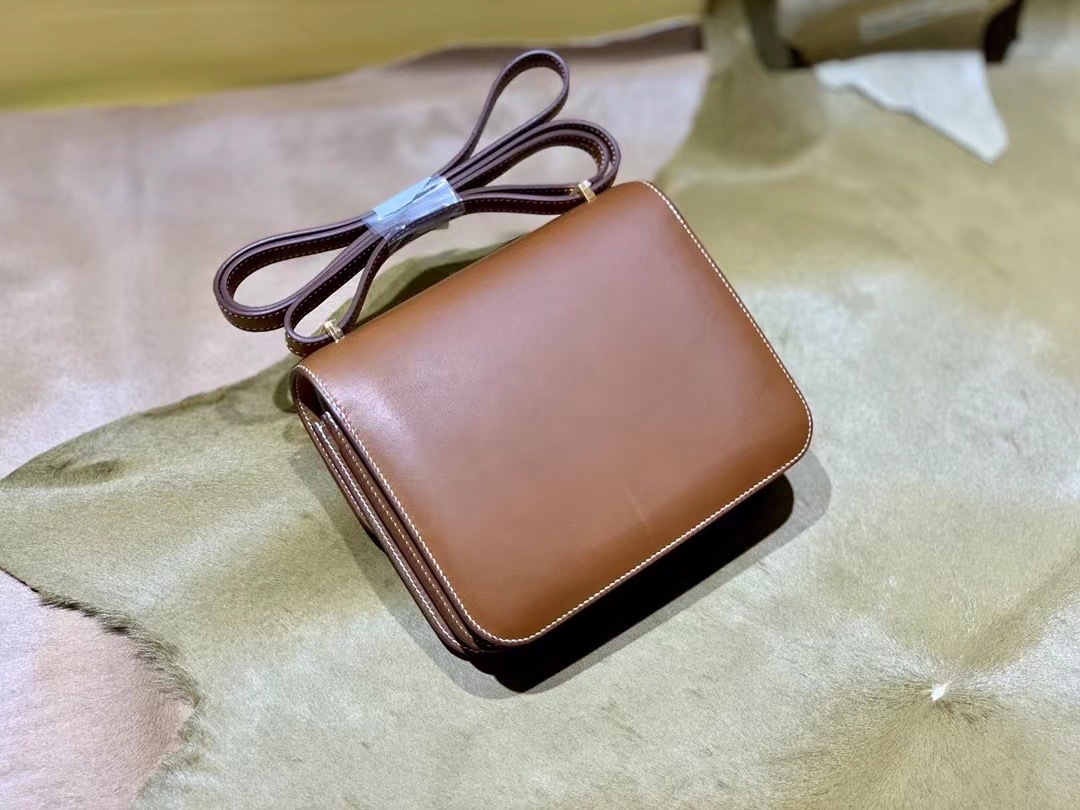VIP一级品： Saddle Leather HM Constance 马鞍皮 金棕色 康康19cm 金扣，精湛工艺，令你拿到一只富有艺术灵魂的包包。