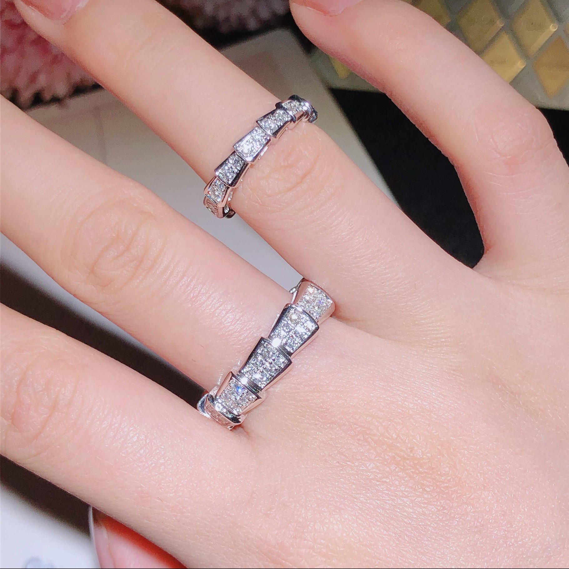 Bulgari captures the power of seduction in this Serpenti Viper wedding band With full diamond