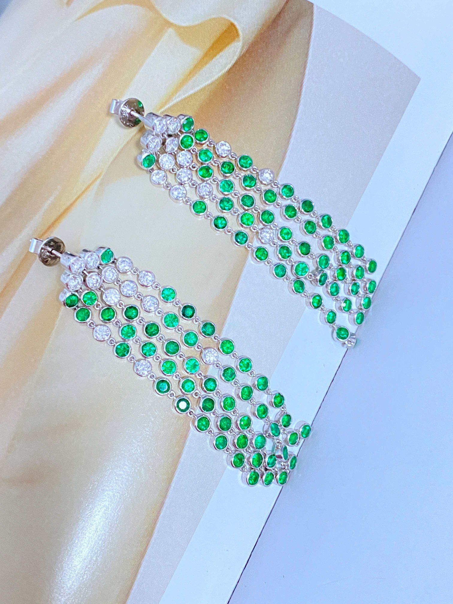 Emerald earrings 18k white gold inlaid with natural diamonds ➕ emerald gems-HaiLaBags Emerald earrings 18k white gold inlaid with natural diamonds ➕ emerald gems