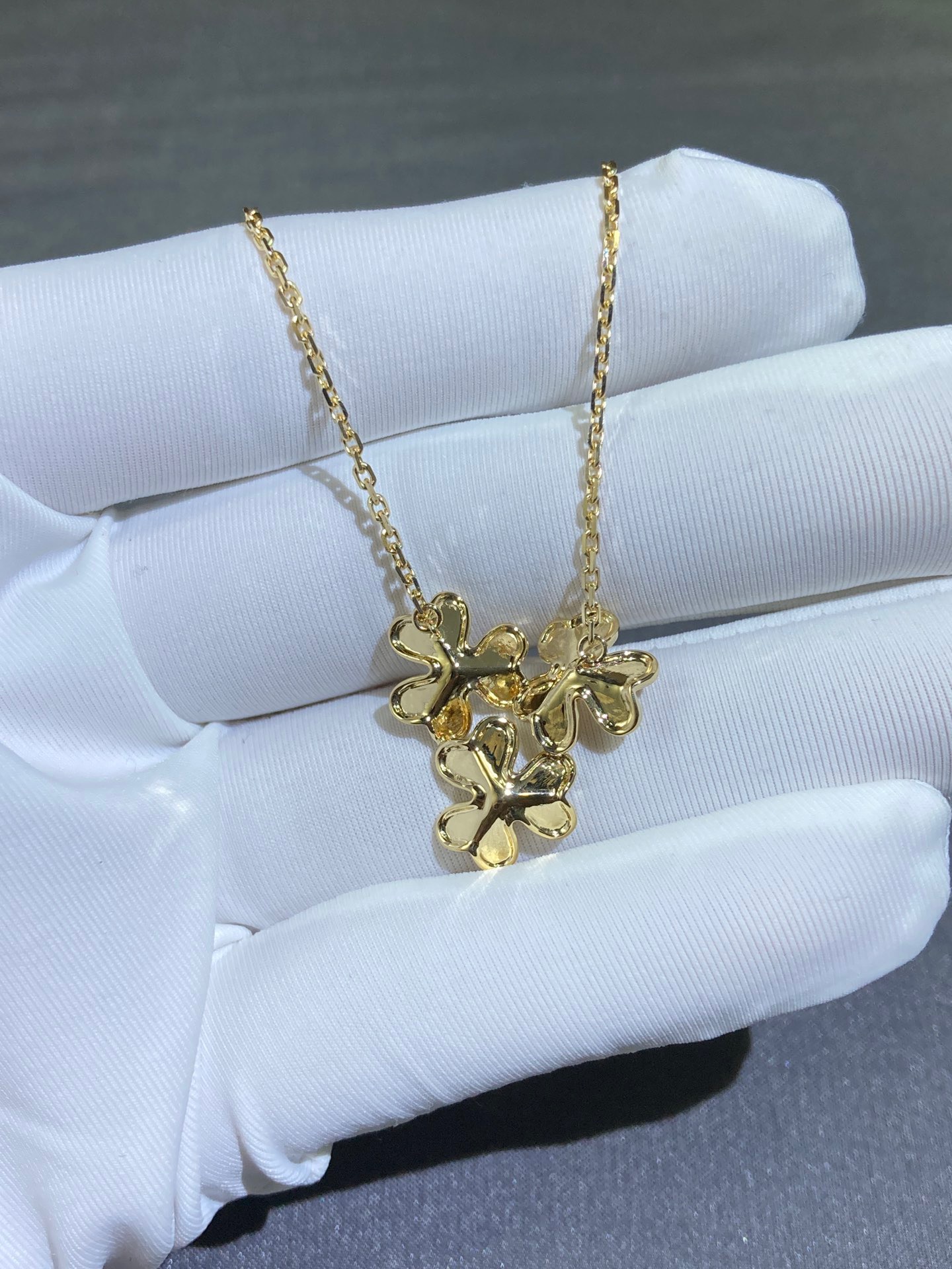 VCA Frivole pendant, 3 flowers, mini model, yellow gold, round diamonds;