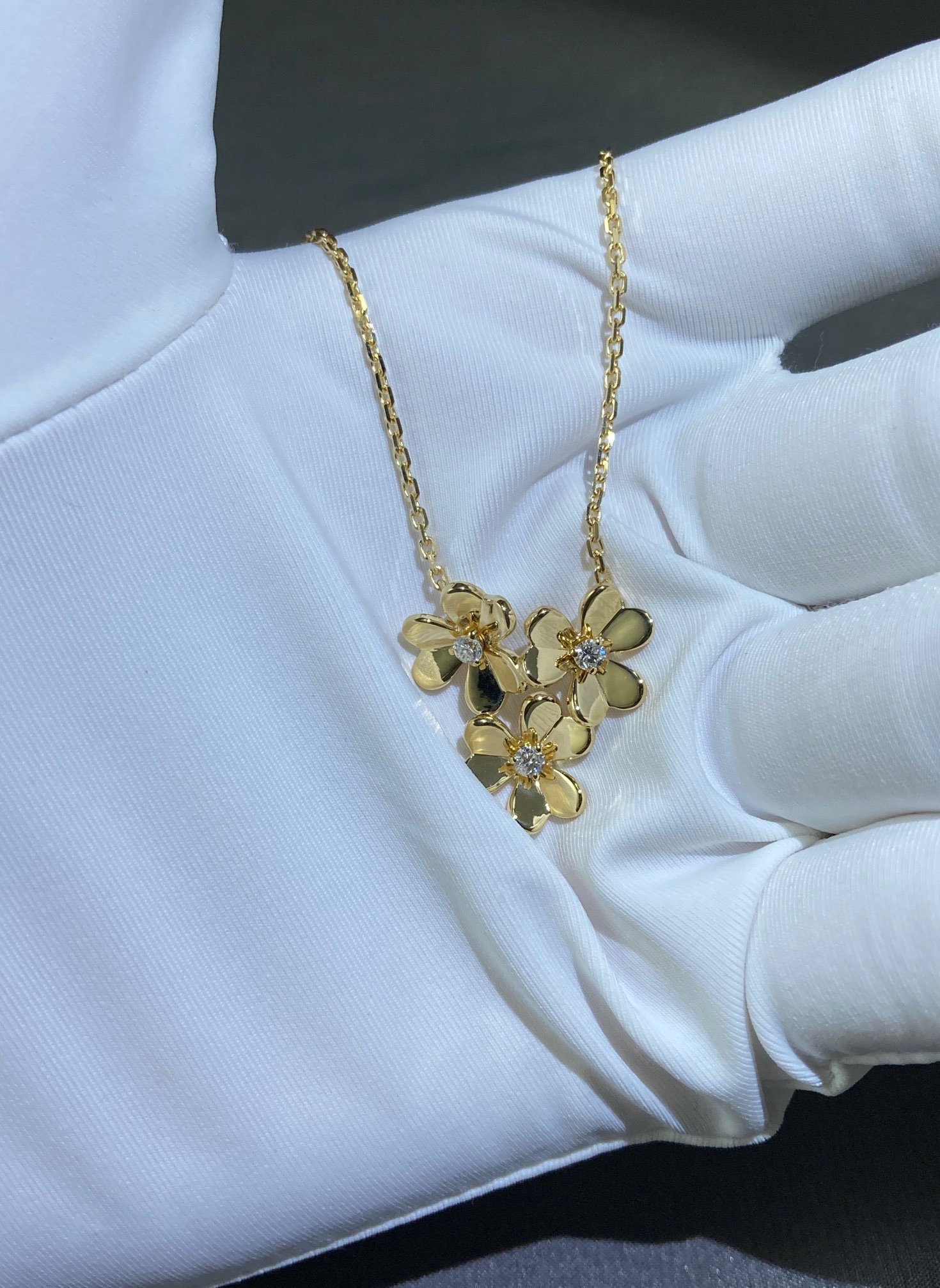 VCA Frivole pendant, 3 flowers, mini model, yellow gold, round diamonds;