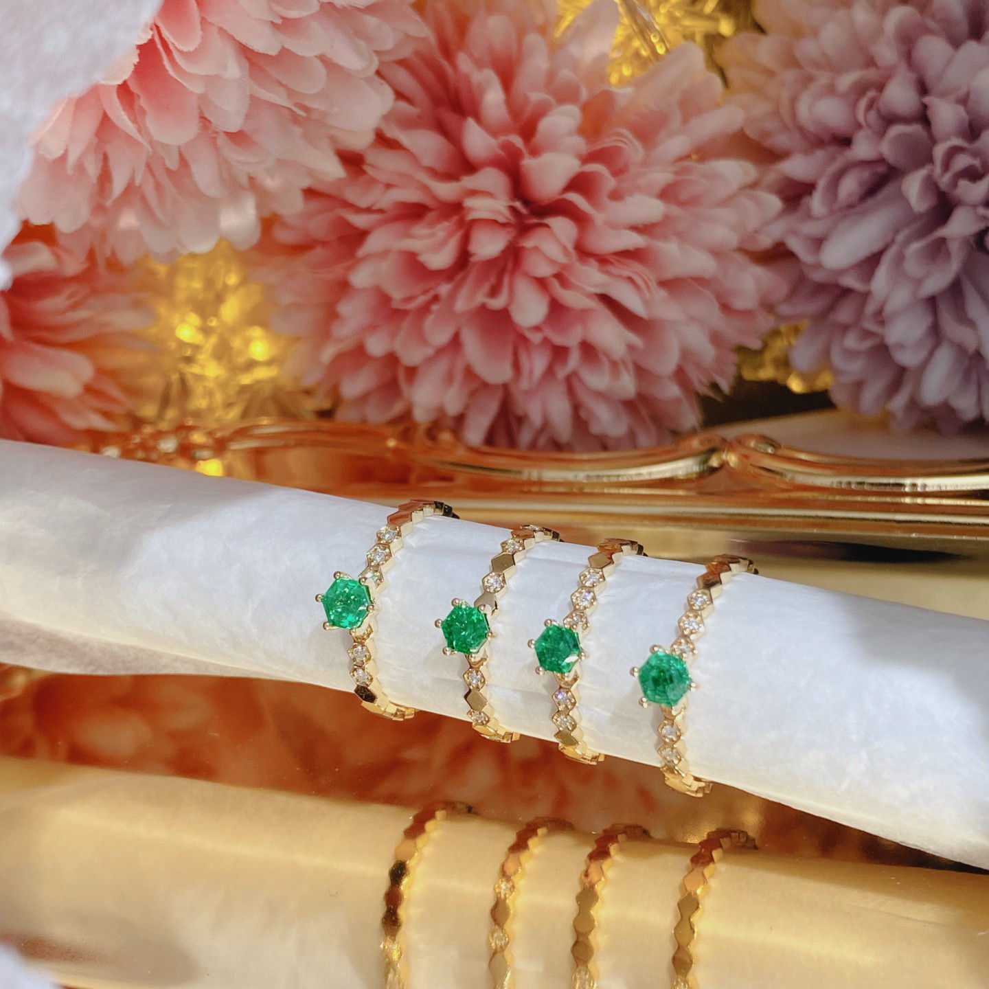 Small emerald ring in 18k yellow gold with natural diamonds ➕ emeralds.