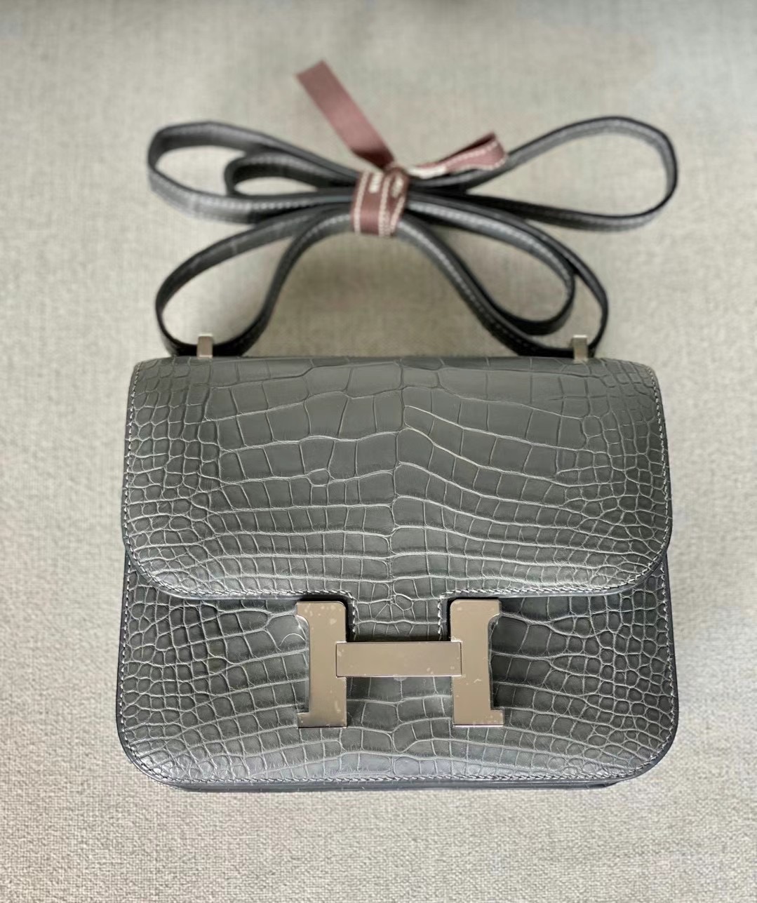 VIP一级品 Constance 19cm 石墨灰色 方块 雾面鳄鱼皮质 银扣，现货，不用等待