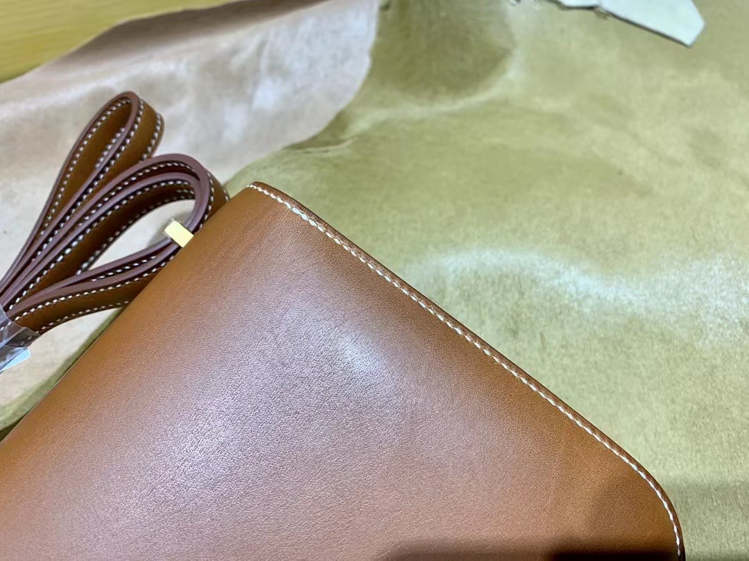 VIP一级品： Saddle Leather HM Constance 马鞍皮 金棕色 康康19cm 金扣，精湛工艺，令你拿到一只富有艺术灵魂的包包。