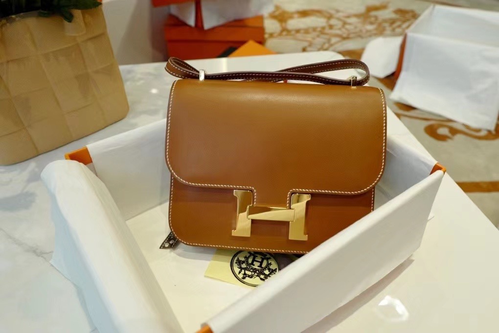 Saddle Leather HM Constance 马鞍皮 金棕色 康康19cm 金扣，精湛工艺，令你拿到一只富有艺术灵魂的包包。
