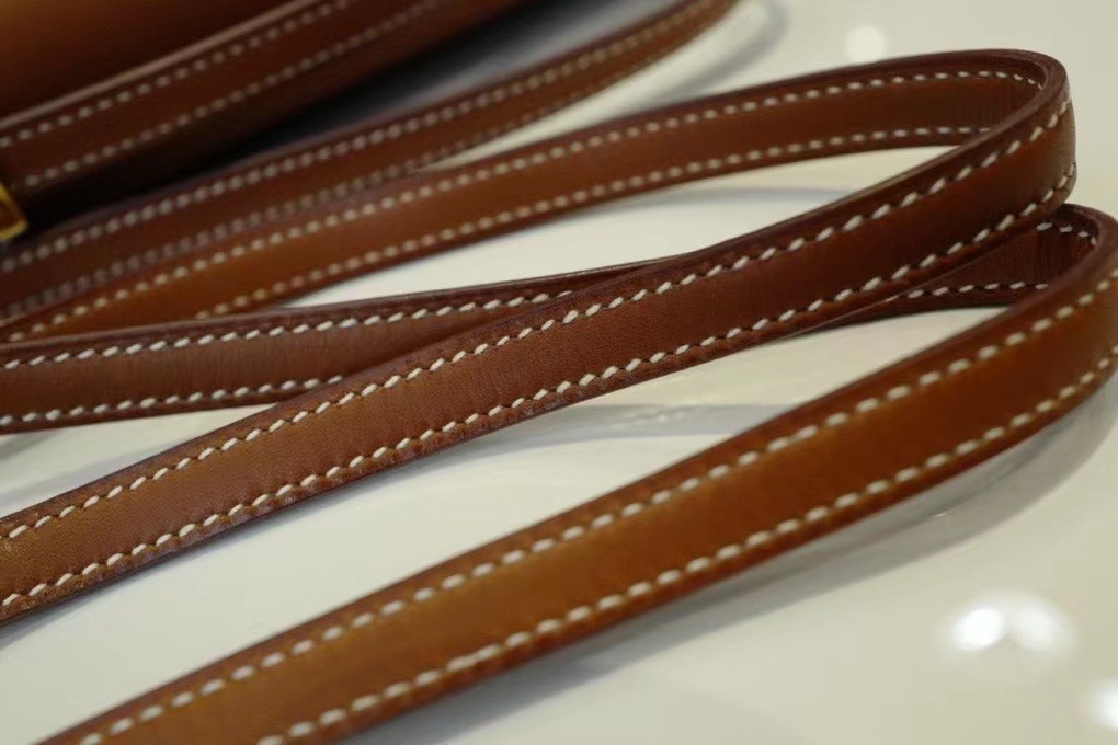 Saddle Leather HM Constance 马鞍皮 金棕色 康康19cm 金扣，精湛工艺，令你拿到一只富有艺术灵魂的包包。