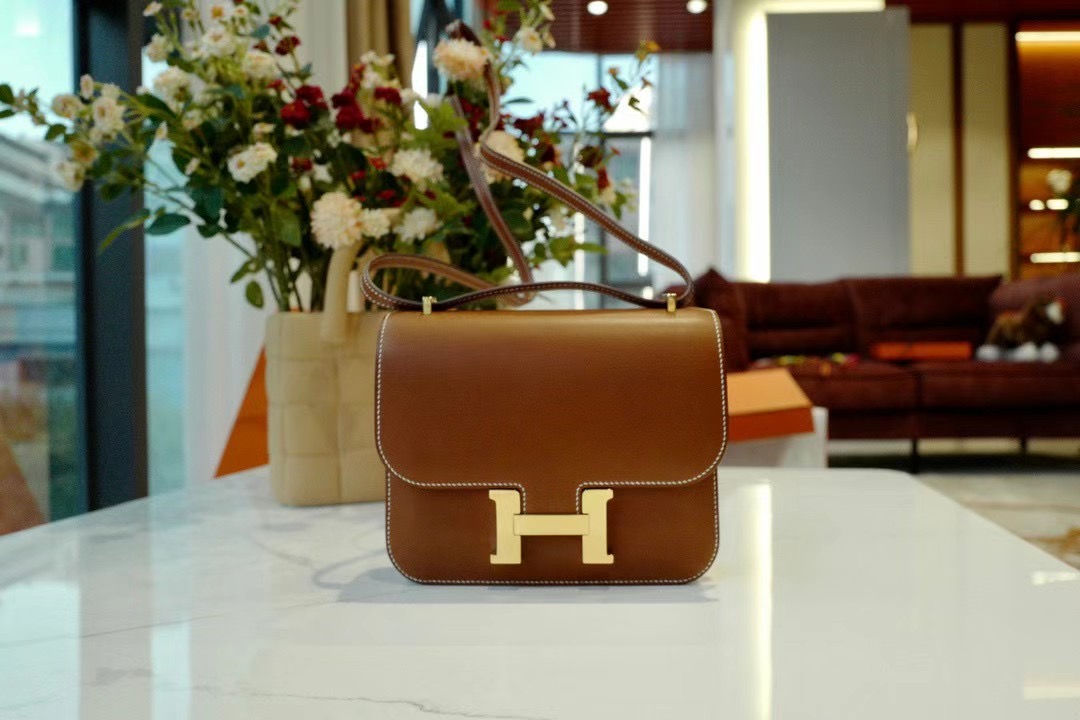 Saddle Leather HM Constance 马鞍皮 金棕色 康康19cm 金扣，精湛工艺，令你拿到一只富有艺术灵魂的包包。