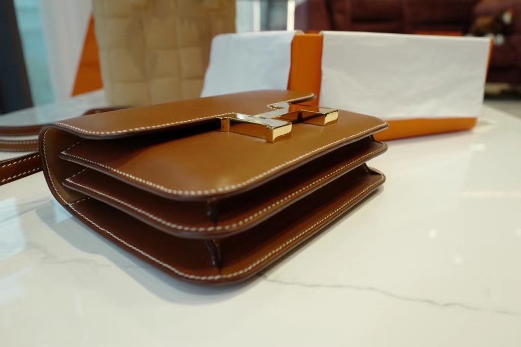 Saddle Leather HM Constance 马鞍皮 金棕色 康康19cm 金扣，精湛工艺，令你拿到一只富有艺术灵魂的包包。