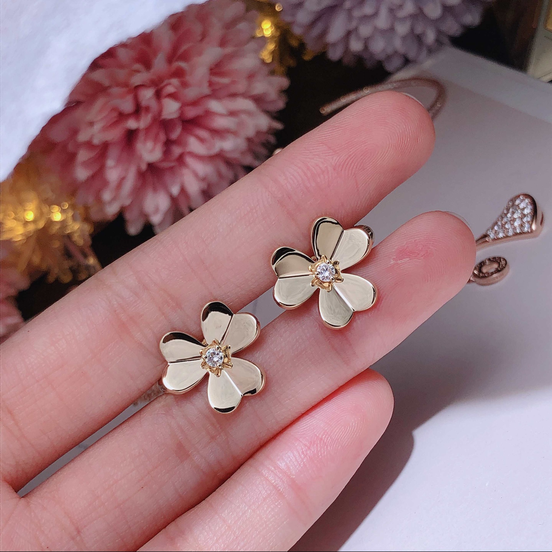 VCA Frivole earring yellow gold and diamonds;