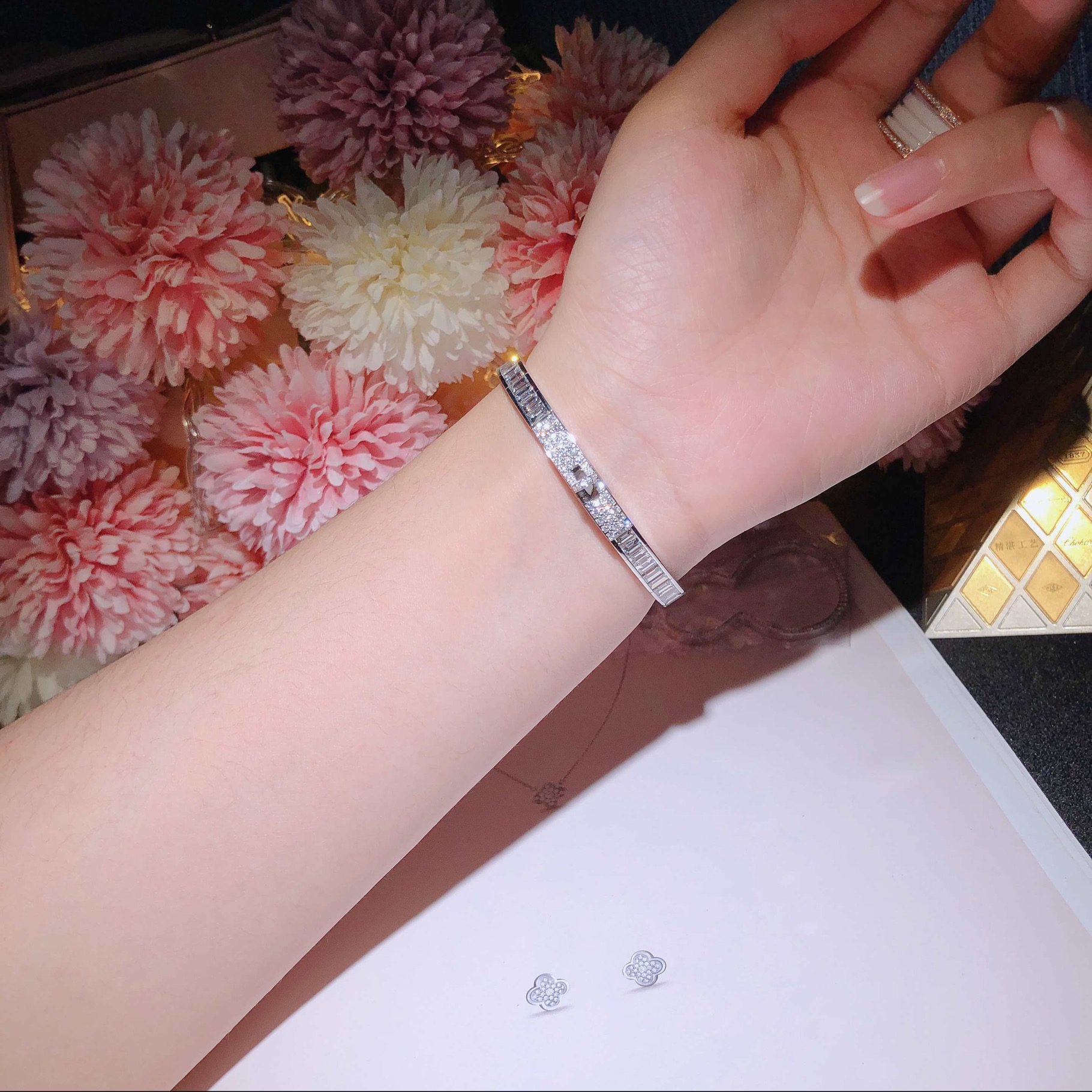 HM Bracelet 方钻手镯 18k金镶嵌天然钻石 喜欢的来订。