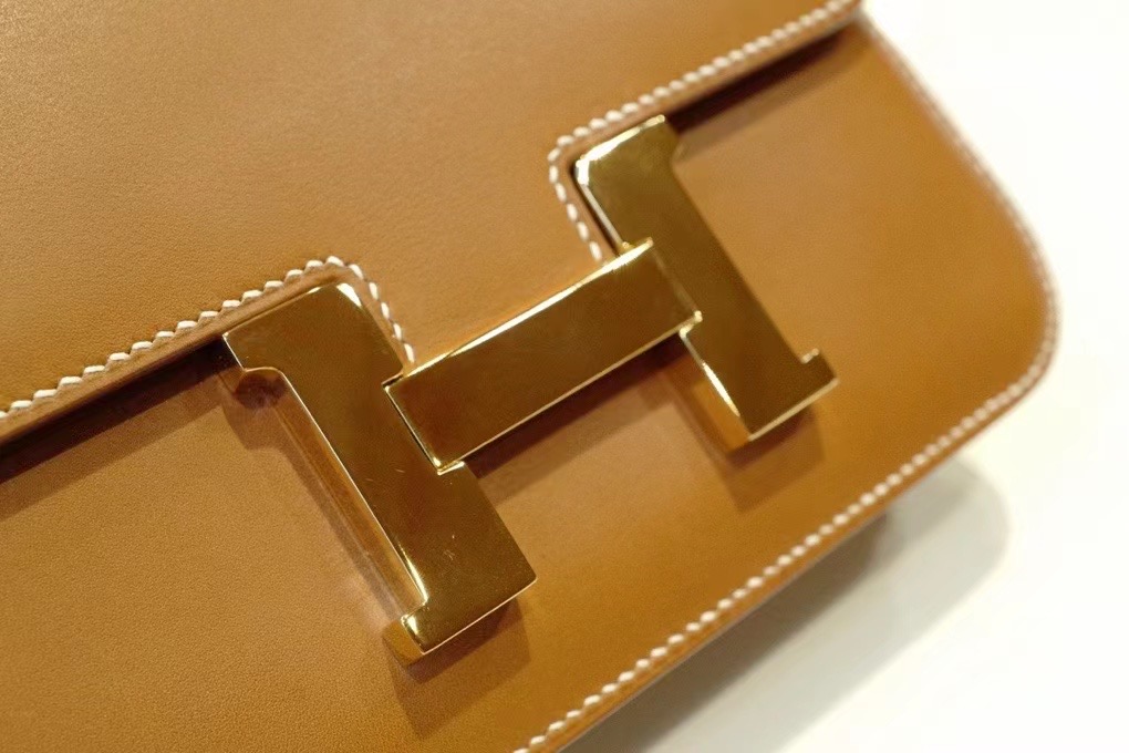 Saddle Leather HM Constance 马鞍皮 金棕色 康康19cm 金扣，精湛工艺，令你拿到一只富有艺术灵魂的包包。