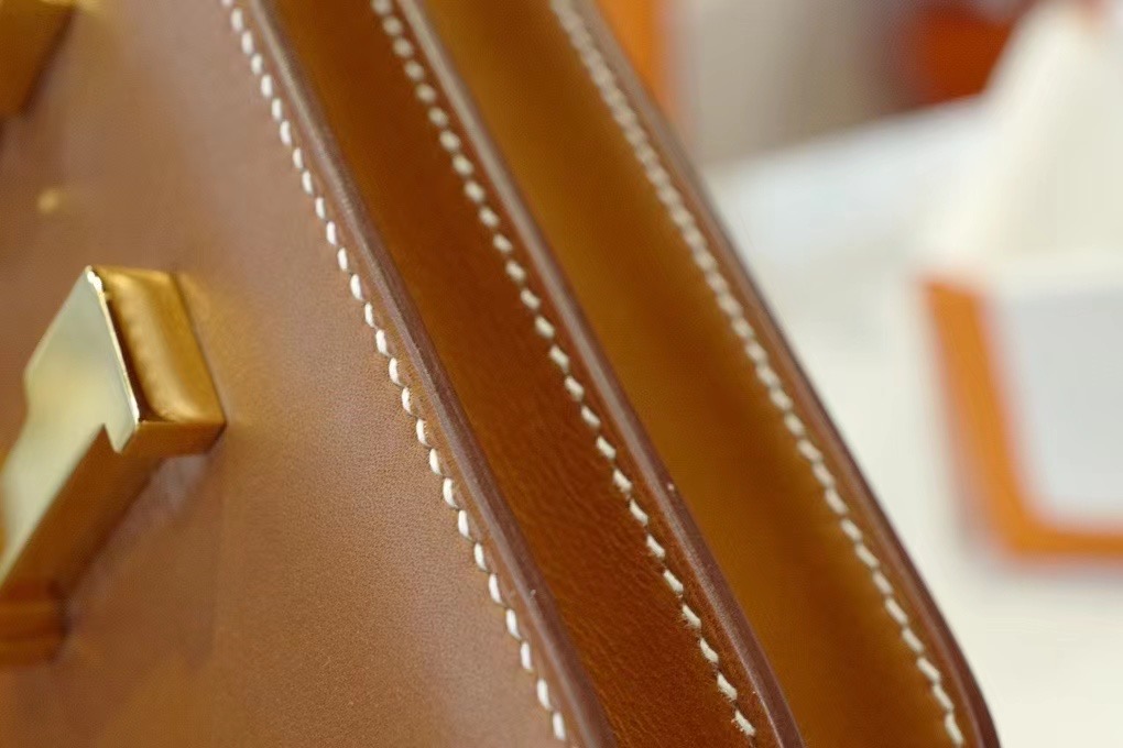 Saddle Leather HM Constance 马鞍皮 金棕色 康康19cm 金扣，精湛工艺，令你拿到一只富有艺术灵魂的包包。