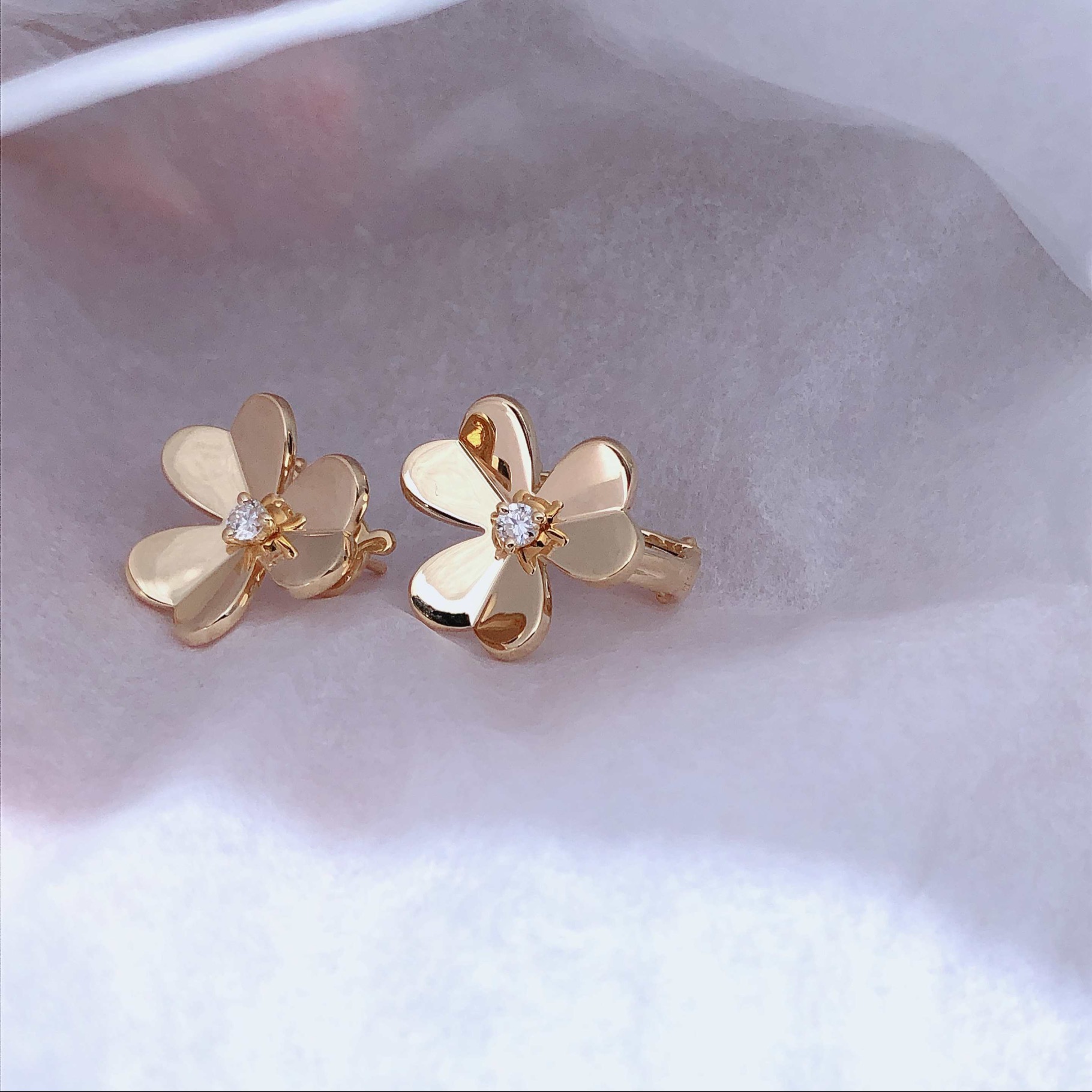VCA Frivole earring yellow gold and diamonds;