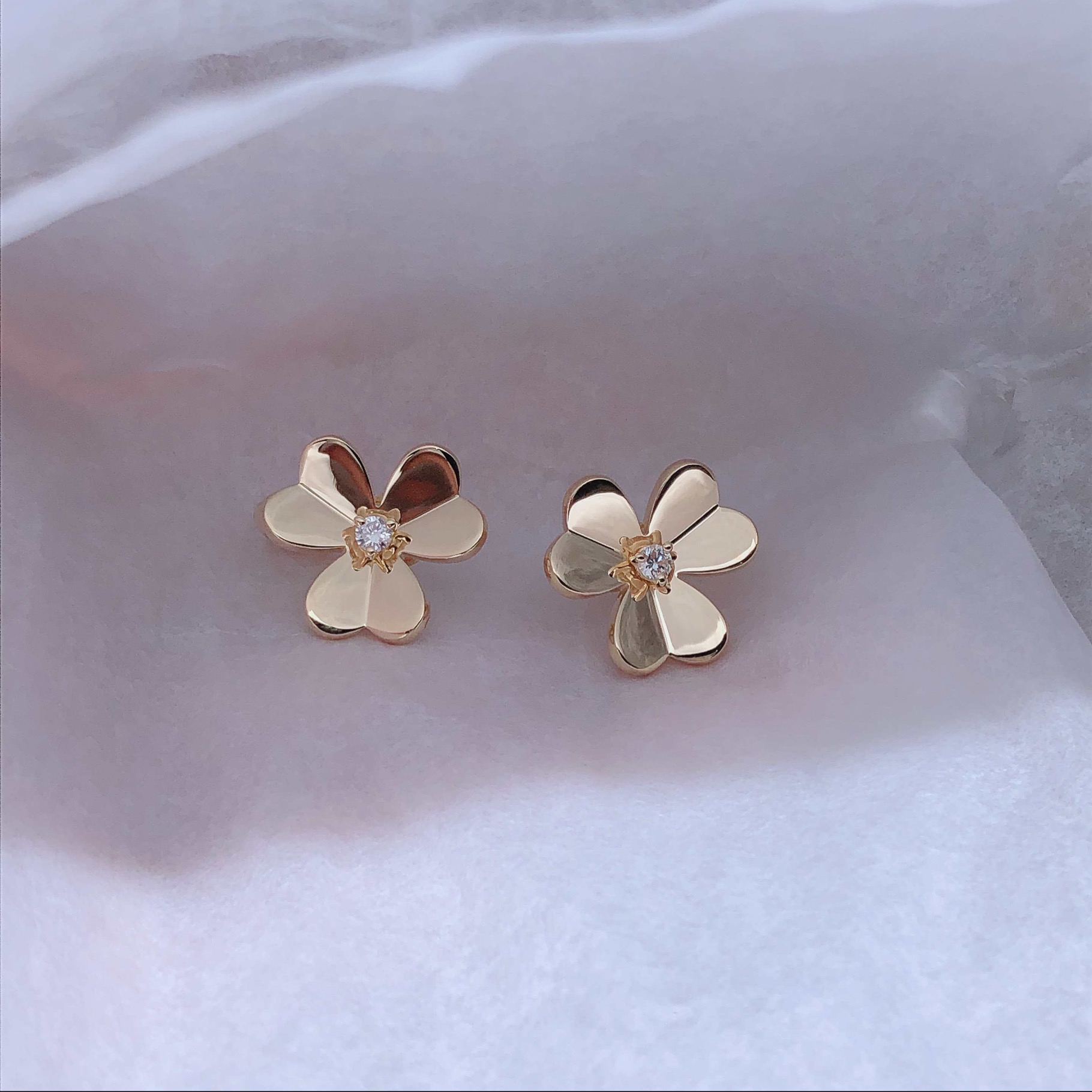 VCA Frivole earring yellow gold and diamonds;