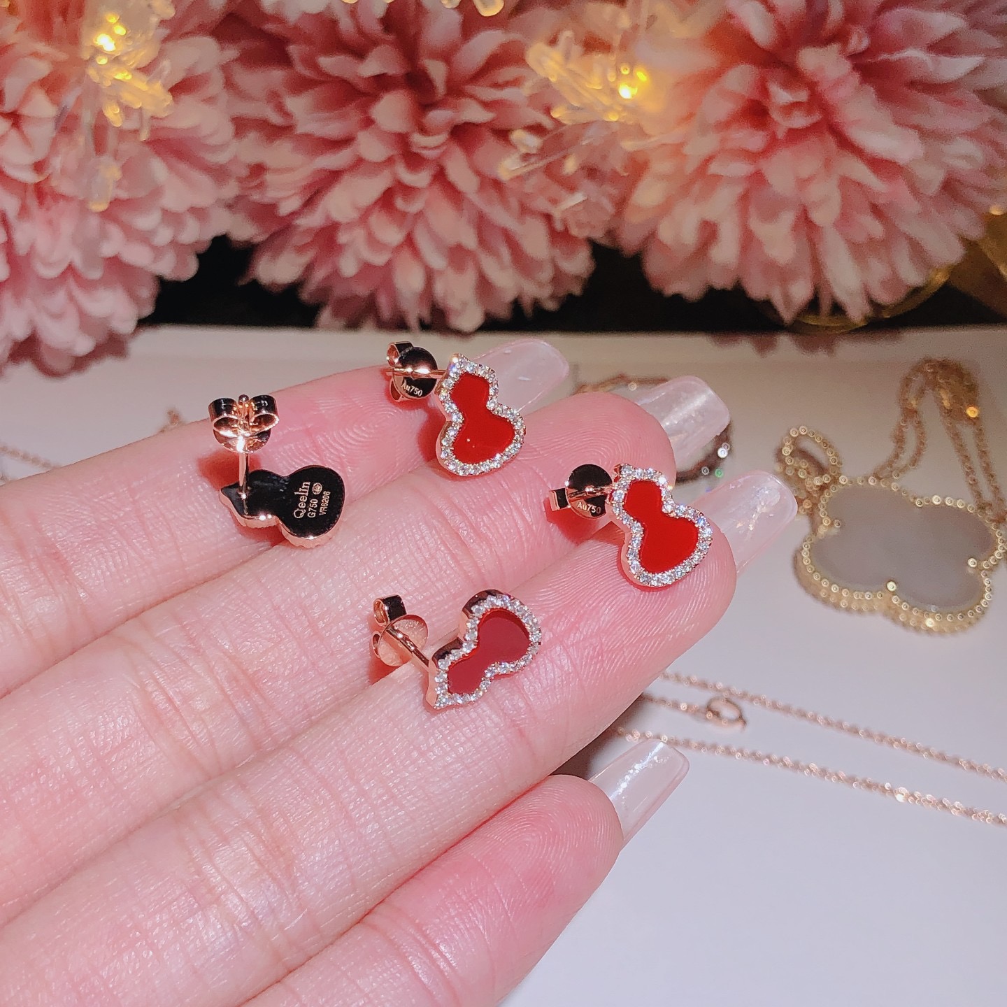 Qeelin Earrings 18k Gold 红玉髓葫芦耳钉 红玉髓镶嵌天然钻石 喜欢的来订。